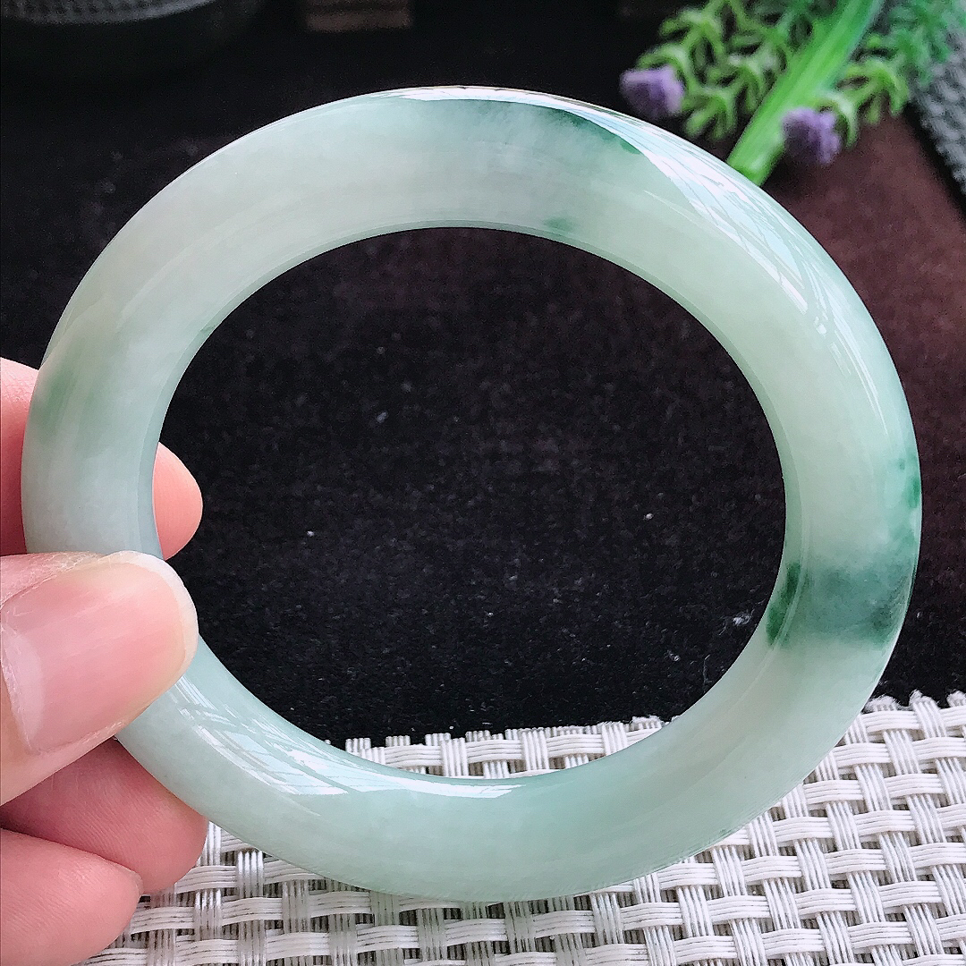 实拍A货翡翠54.5/11.1老坑精美冰润飘花胖圆条手镯玉镯平安镯女款