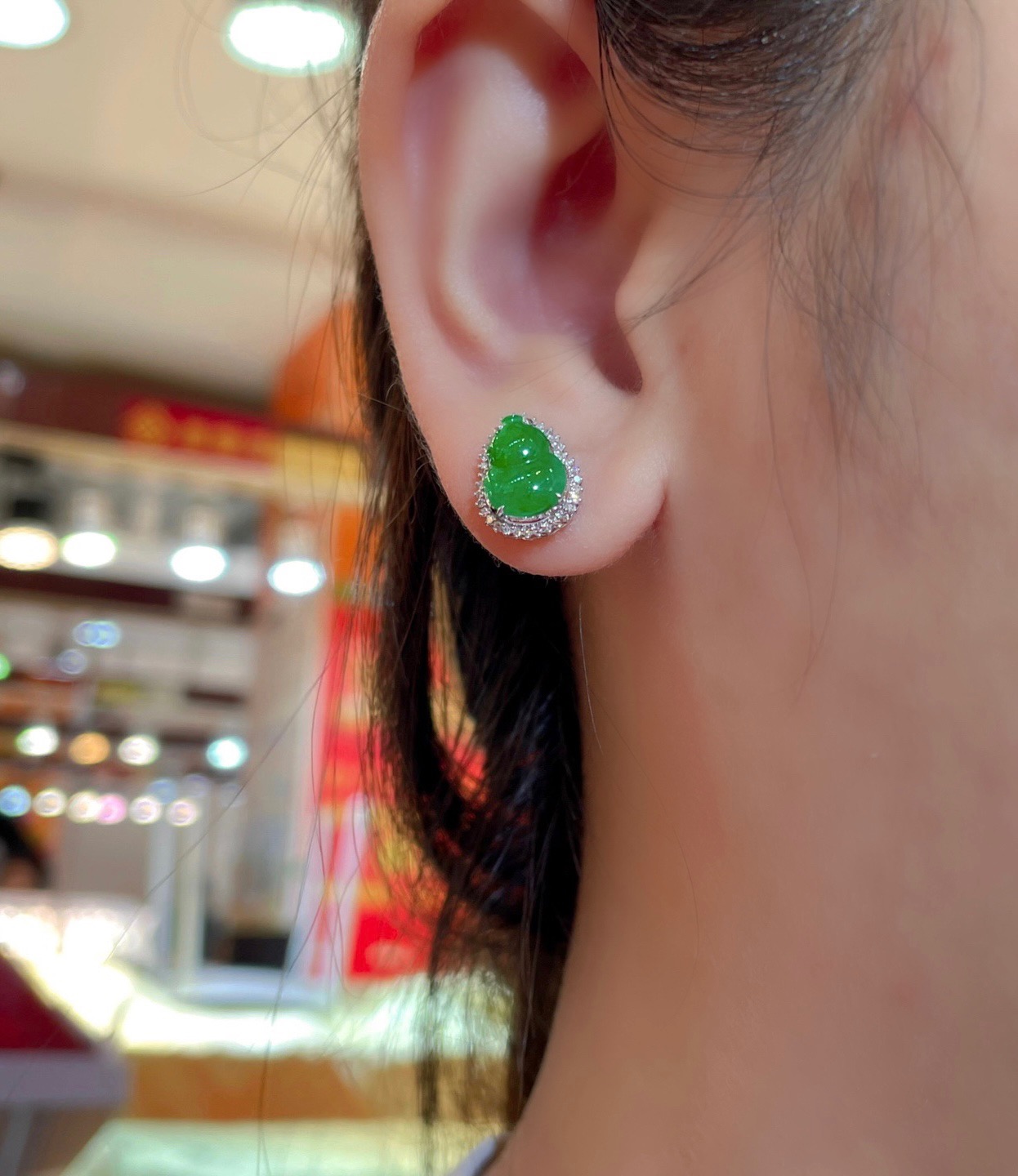 ️性比精品翡翠葫芦耳钉，满色水头足这款很精致18k真金真钻镶嵌，料子饱满细腻种水，12.3-9.8-7