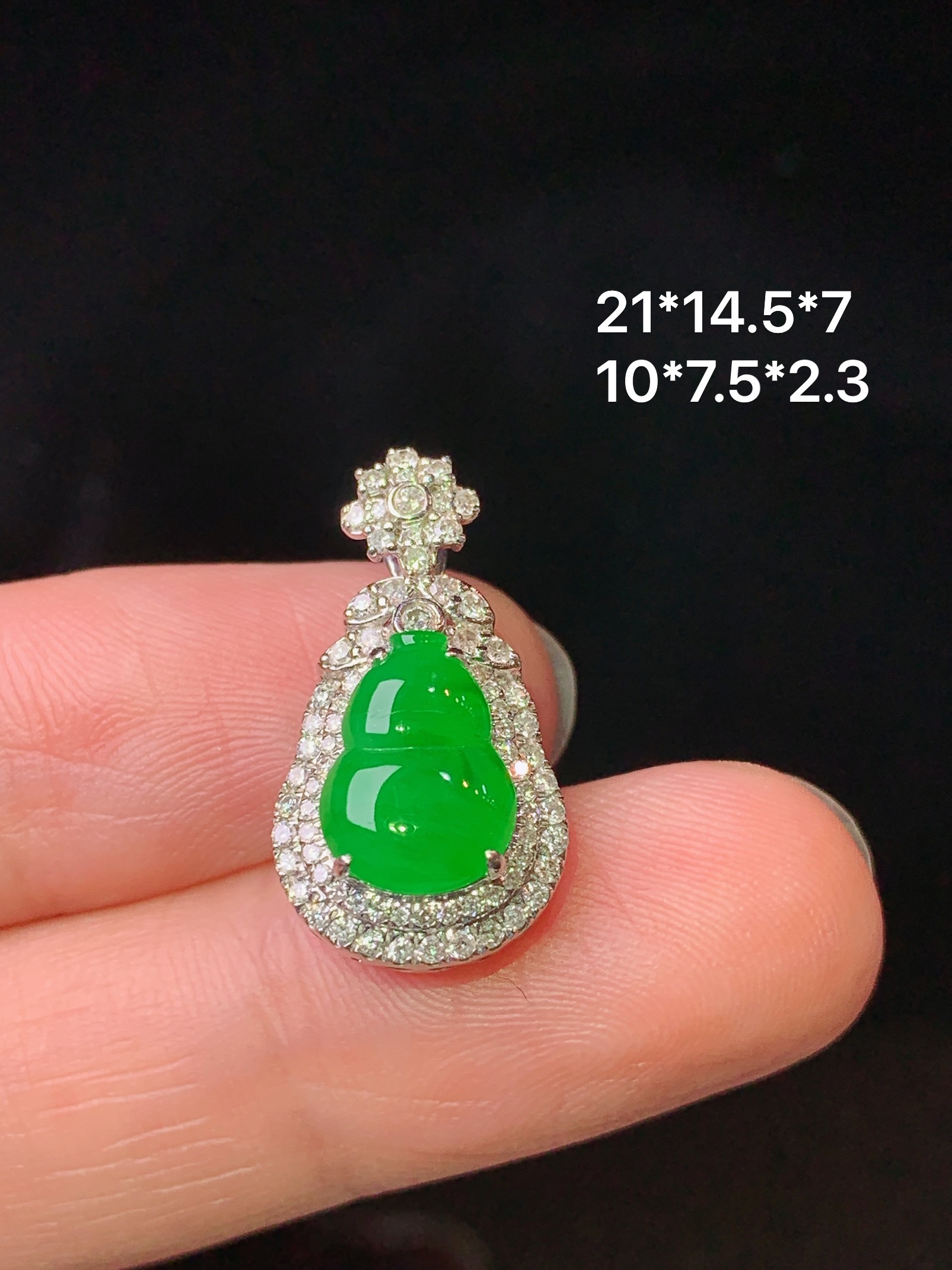 18k金钻镶嵌满绿葫芦吊坠 玉质细腻 色泽艳丽清新 水润亮眼 整体尺寸21*14.5*7 f4