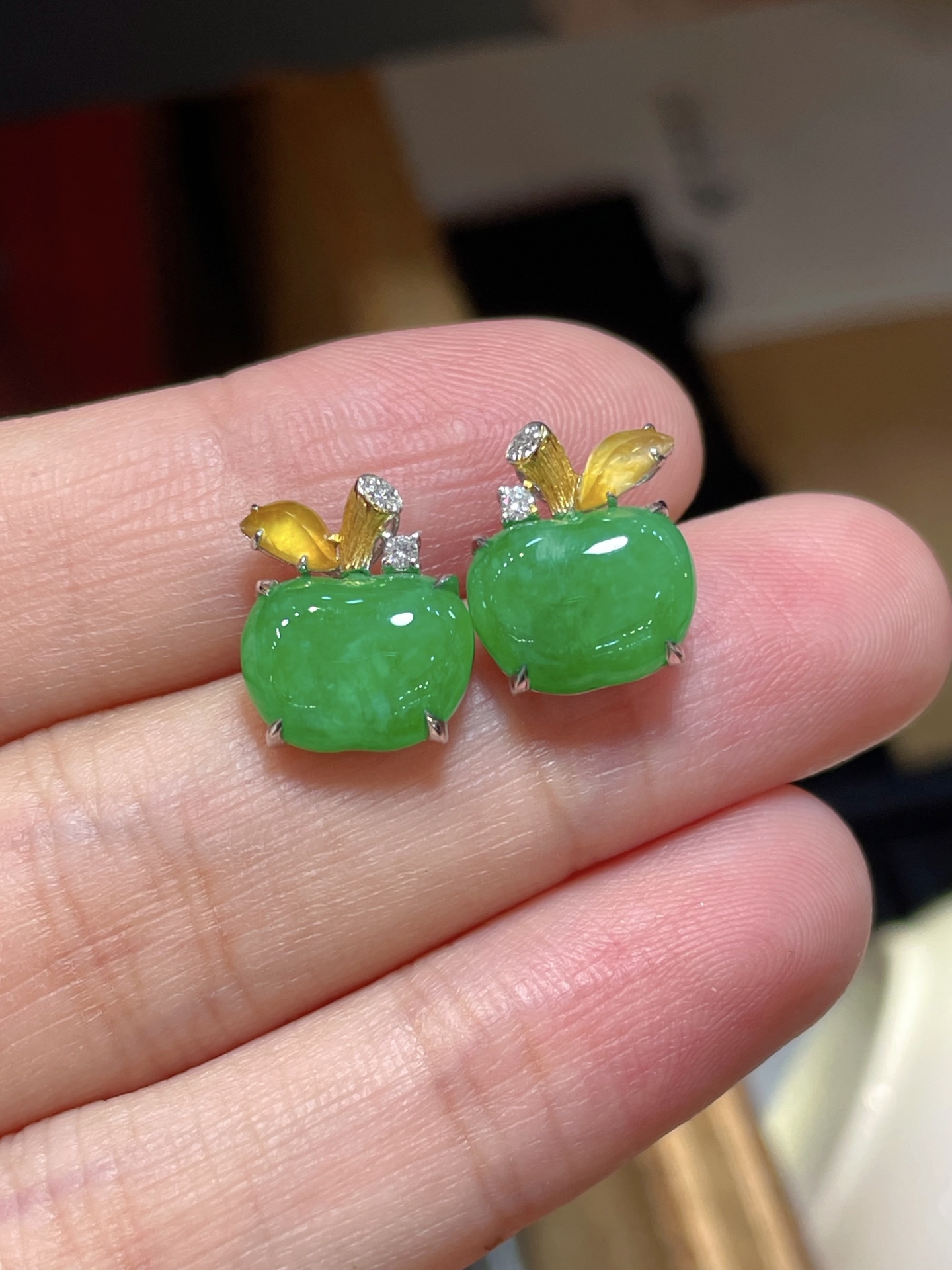 ️性比高翡翠苹果蛋面耳钉，形状饱满圆润品相好，胶感十足，8.4-10.8-3.8