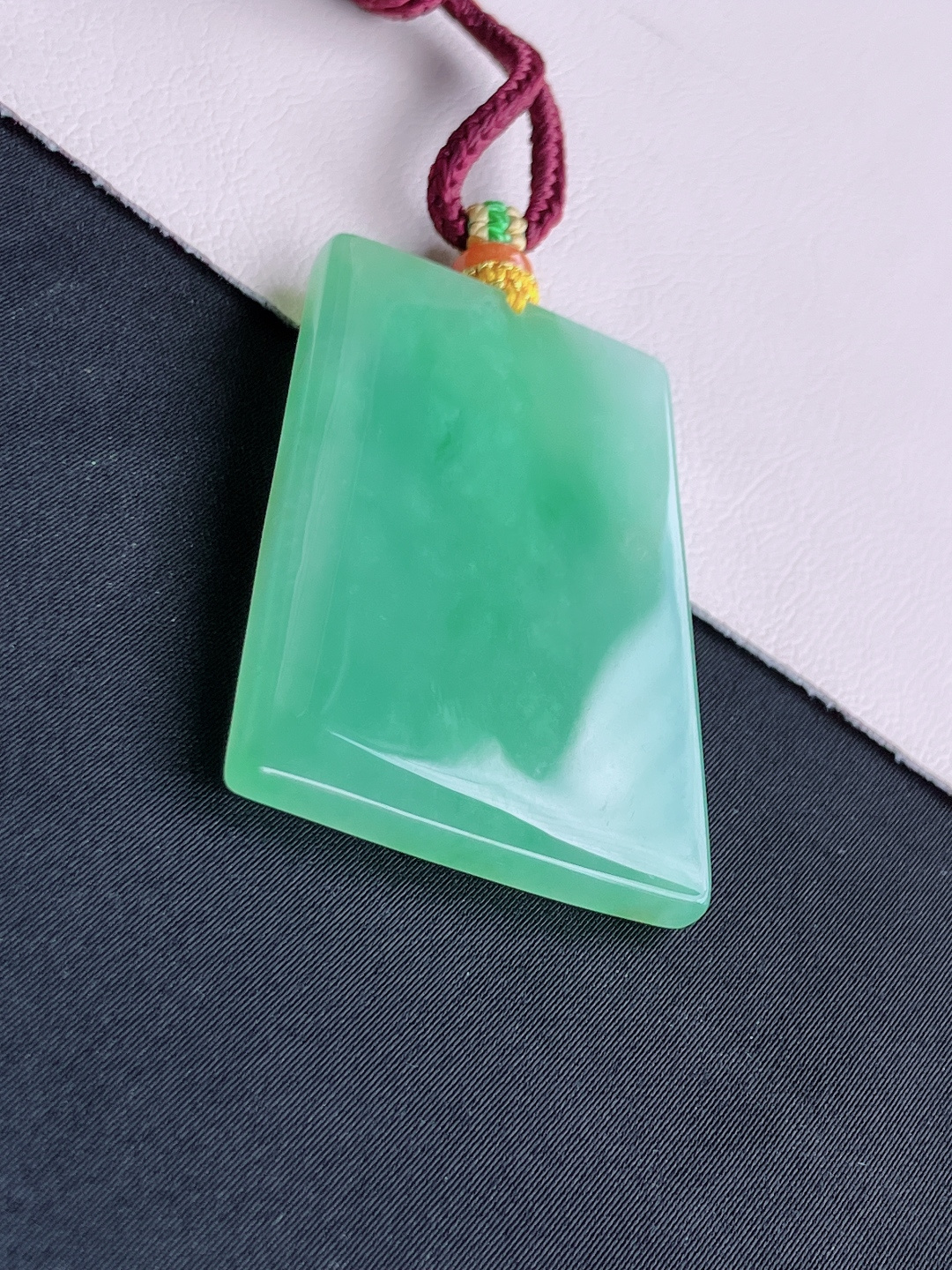 底色平安牌，简约时尚，尺寸45.8/32.6/4.6/自然光实拍