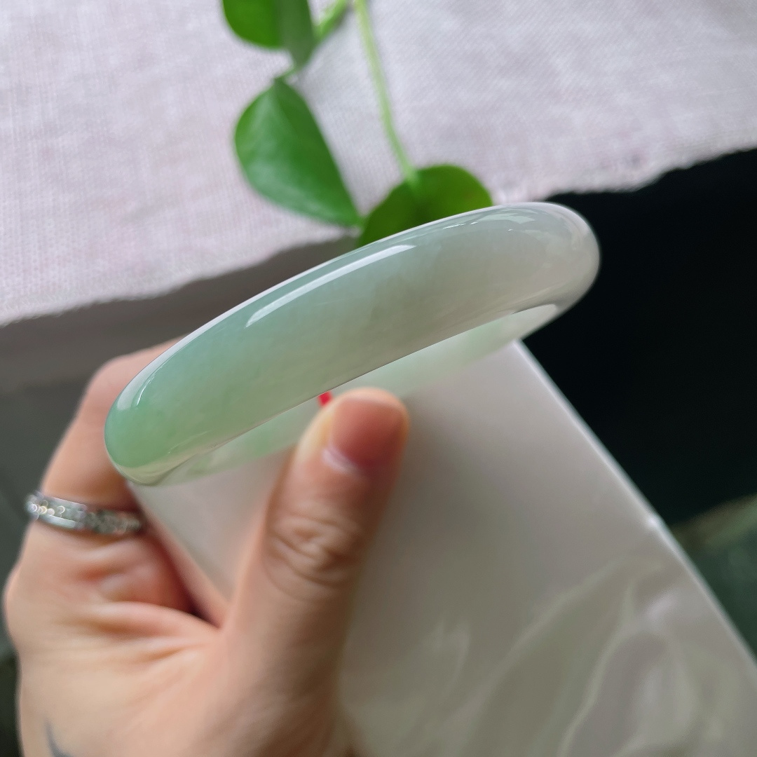 56/12.1/8.8，飘绿正圈，一点棉线，薄雾般的晴水玉环，水光内敛温润，整圈色调清雅舒展，把夏日的清宁戴在腕间。ss56954a