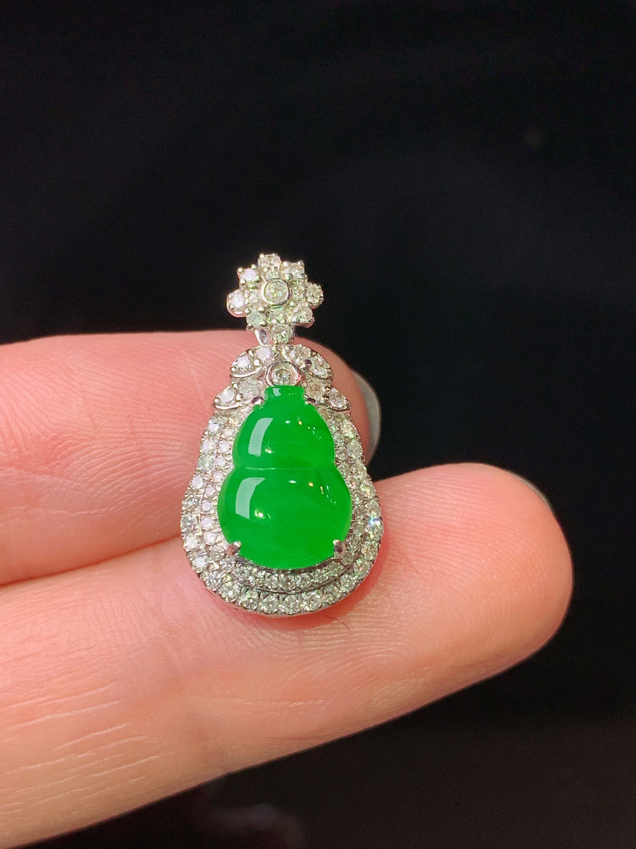 18k金钻镶嵌满绿葫芦吊坠 玉质细腻 色泽艳丽清新 水润亮眼 整体尺寸21*14.5*7 f4