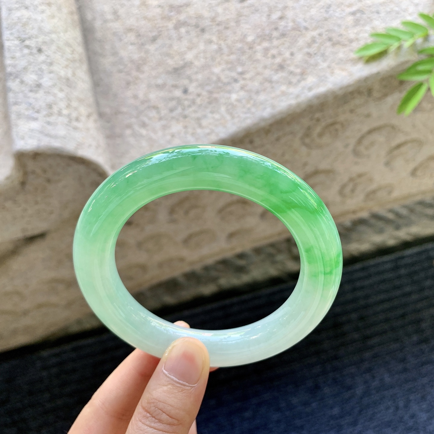圆条58 59，圈口59.3/12.2/12.4，编码G7081230，冰糯飘阳绿，水润，种老，细腻，无裂。
