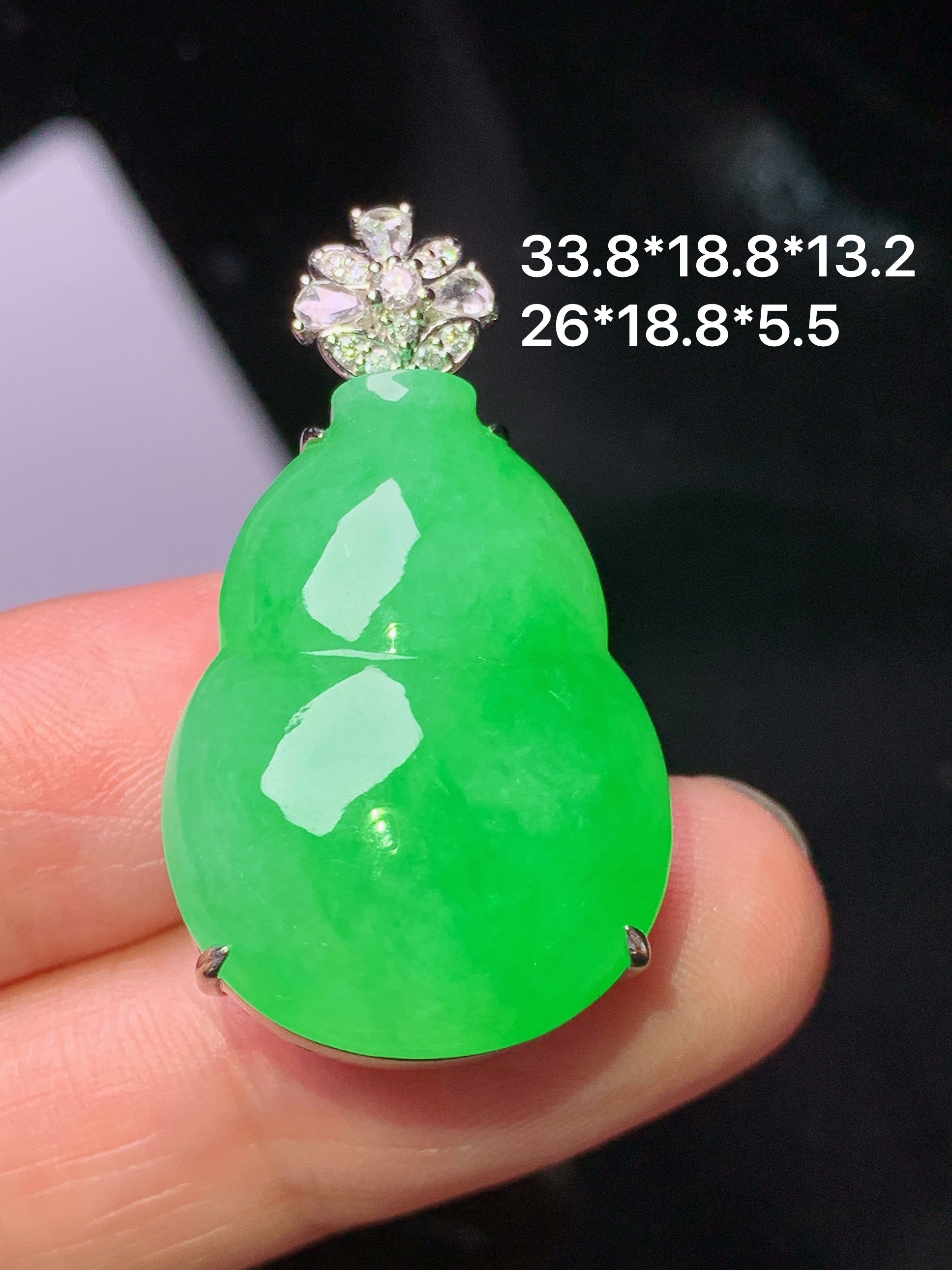 18k金钻镶嵌冰阳绿葫芦吊坠 玉质细腻 色泽艳丽清新 水润亮眼 整体尺寸33.8*18.8*13.2 L2