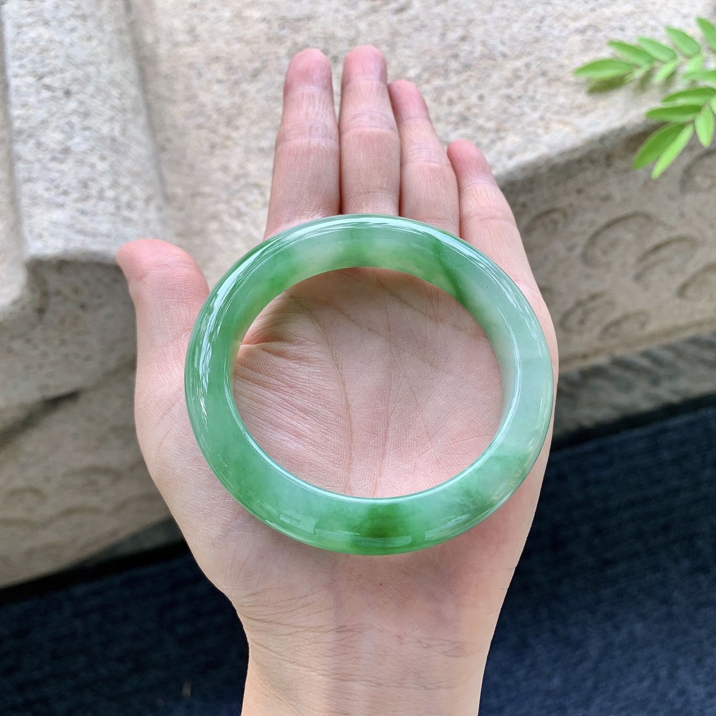 正圈54 55，圈口54.6/12/9，编码W6081247，描述糯冰飘绿，水润，种老，细腻，打灯有纹线
