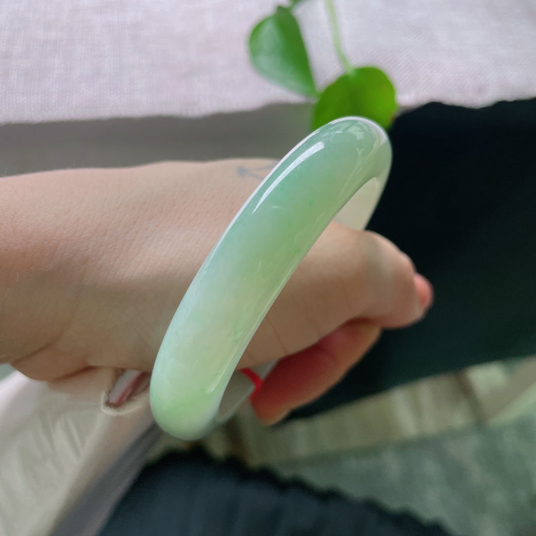 56/12.1/8.8，飘绿正圈，一点棉线，薄雾般的晴水玉环，水光内敛温润，整圈色调清雅舒展，把夏日的清宁戴在腕间。ss56954a