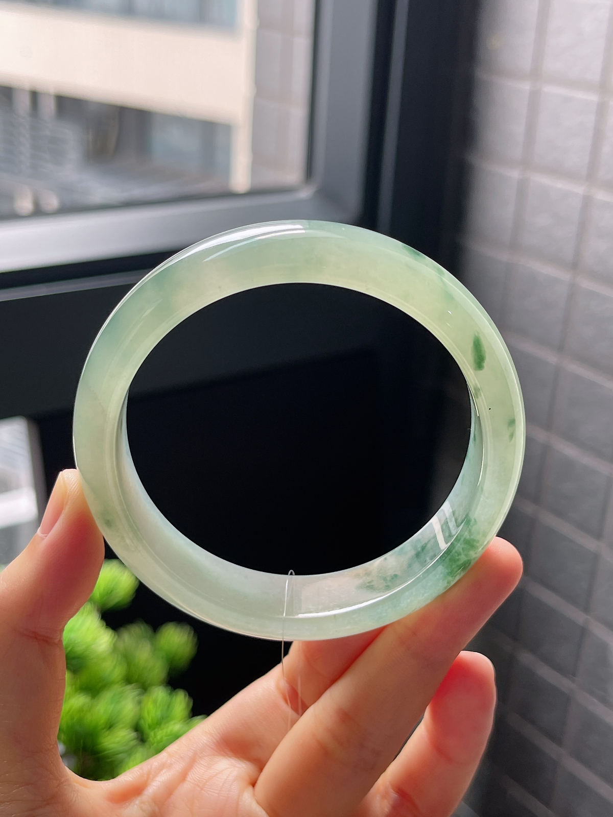 正圈59圈口，翡翠冰糯种飘绿手镯