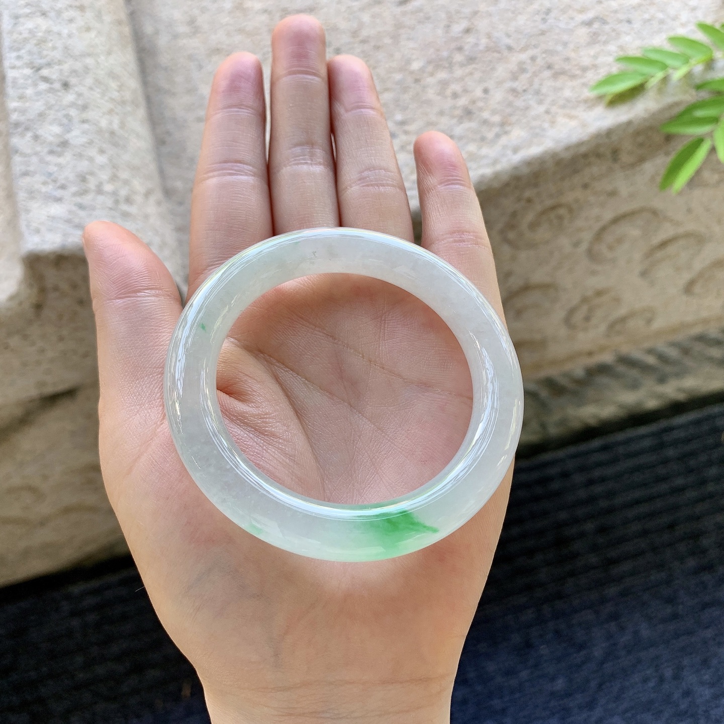 圆条49 50，圈口50.5/9.3/9.4，编码LH081236，糯冰飘阳绿，水润，种老，细腻，打