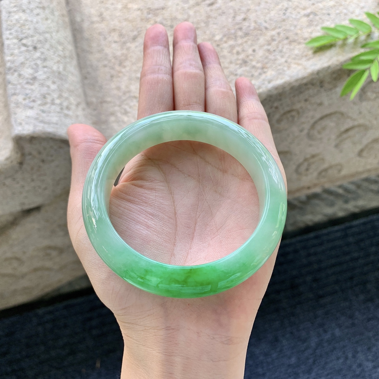 正圈58 59，圈口59.3/13.7/9，编码BA081239，糯冰飘阳绿，水润，种老，细腻，无裂