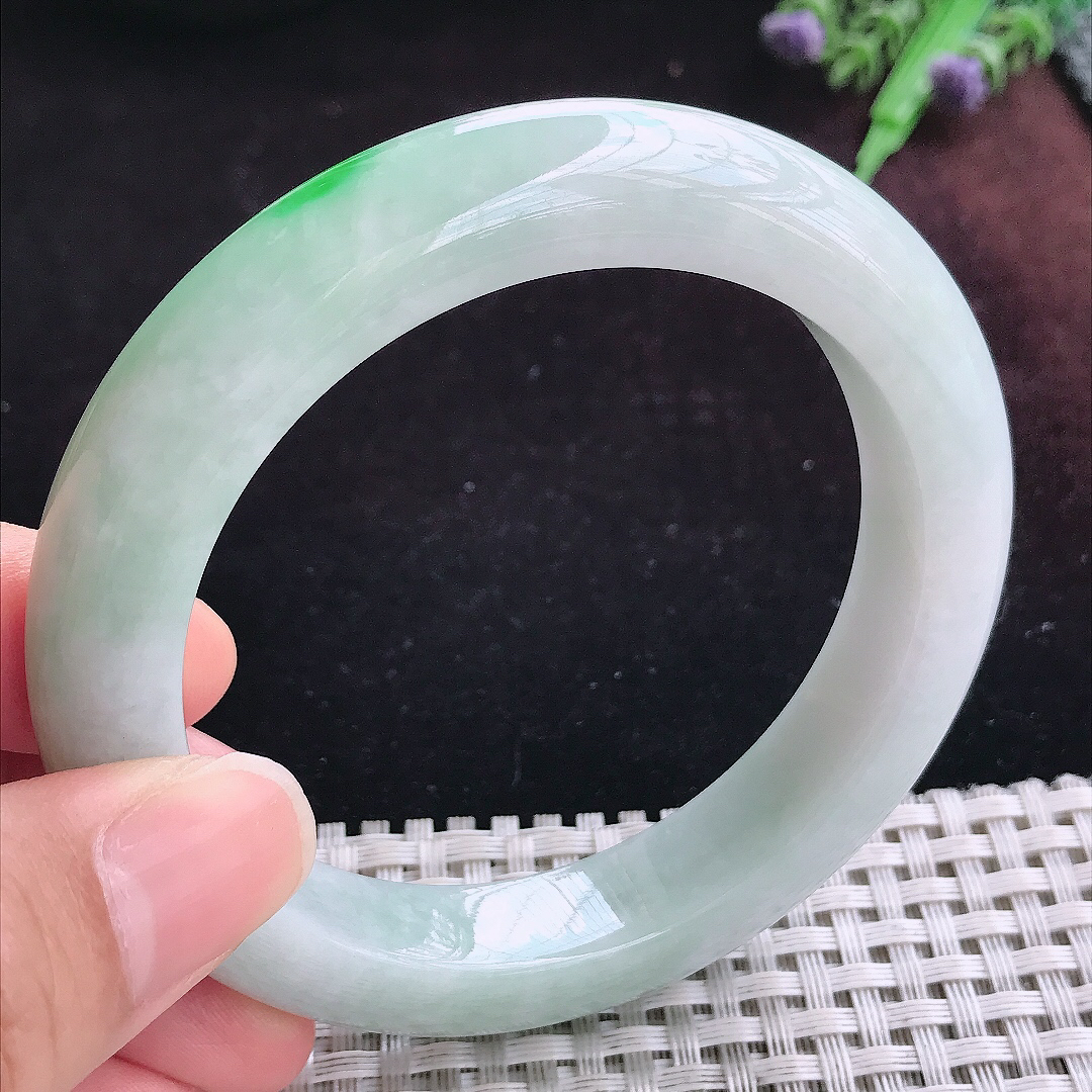 实拍A货翡翠59/12.6/10.2老坑温润飘阳绿手镯宽边玉镯平安镯女款