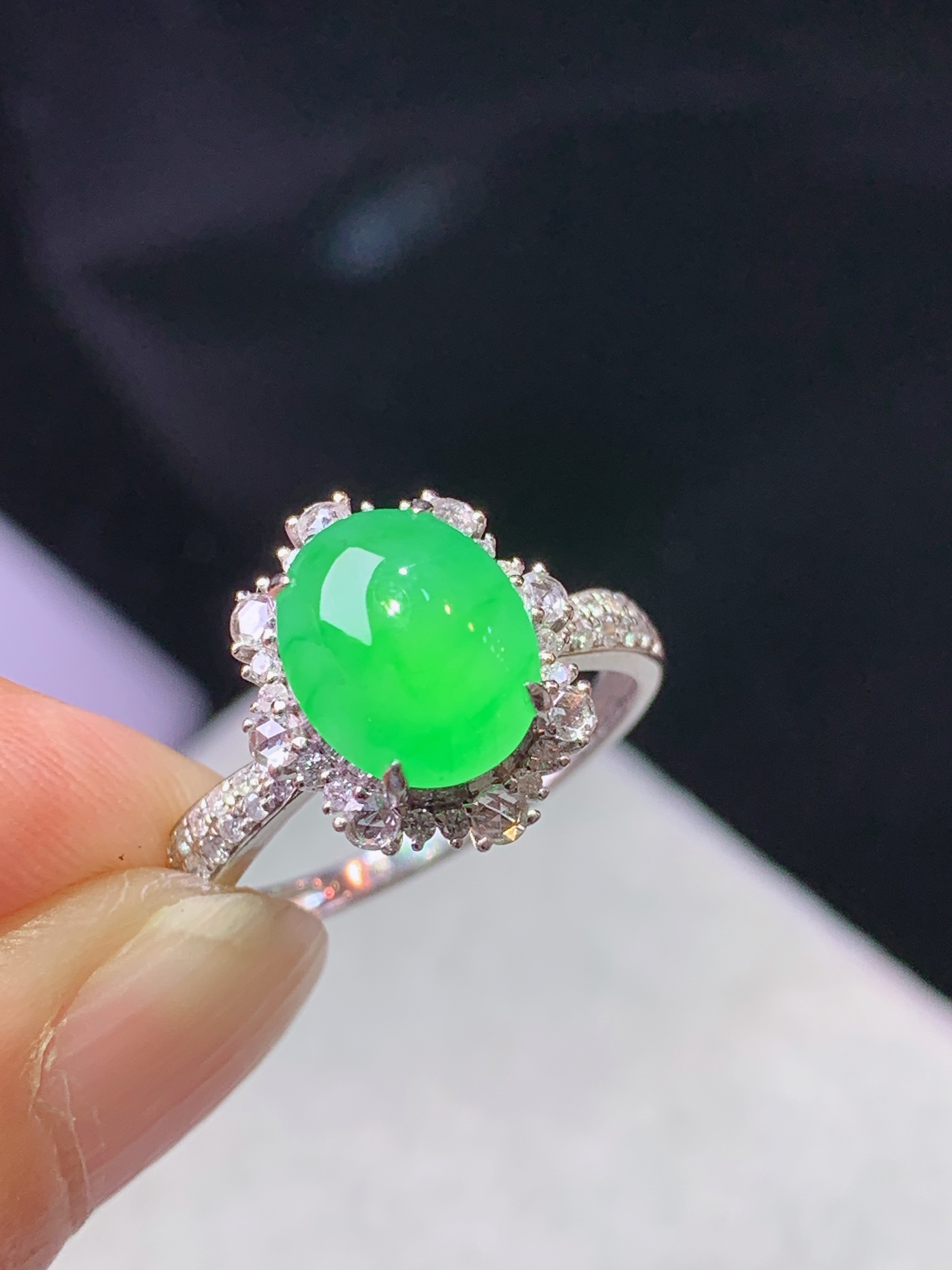 18k金钻镶嵌冰阳绿蛋面戒指 玉质细腻 色泽艳丽清新 水润亮眼 圈口15 整体尺寸13.3*11.6