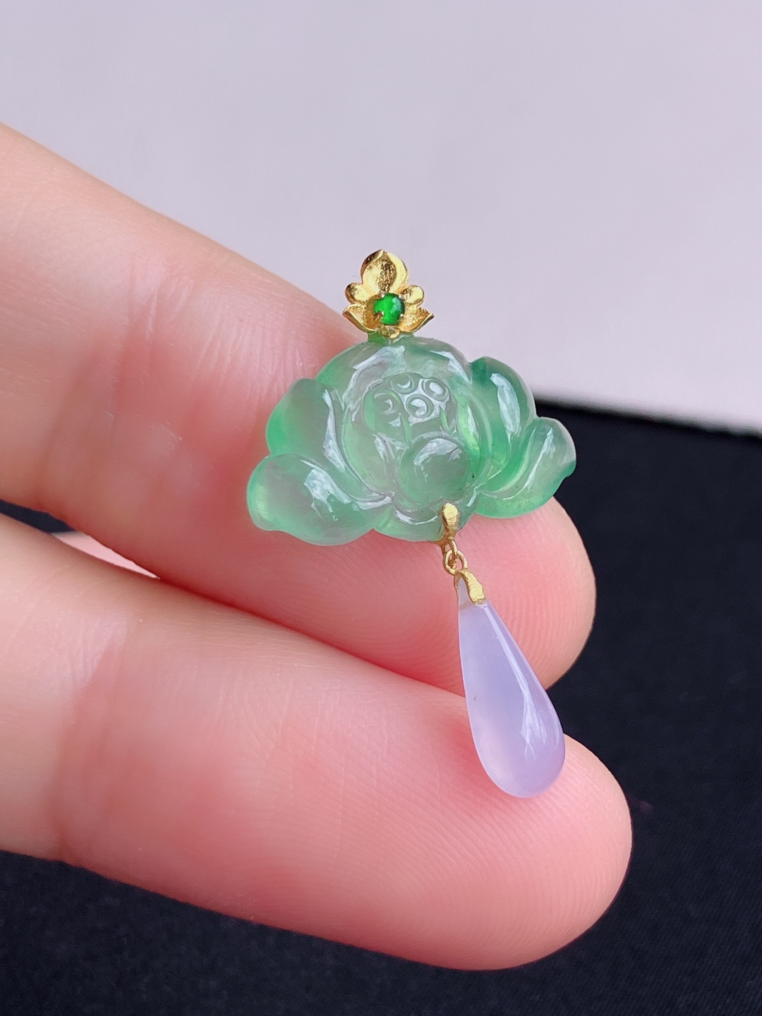 双彩荷花吊坠，简约时尚，尺寸30/17/3.8/自然光实拍