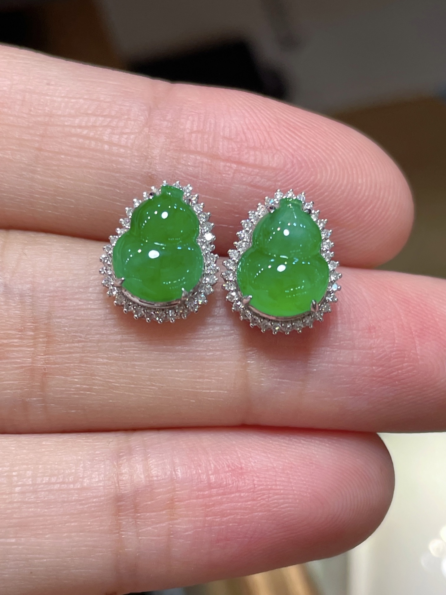 ️性比精品翡翠葫芦耳钉，满色水头足这款很精致18k真金真钻镶嵌，料子饱满细腻种水，12.3-9.8-7