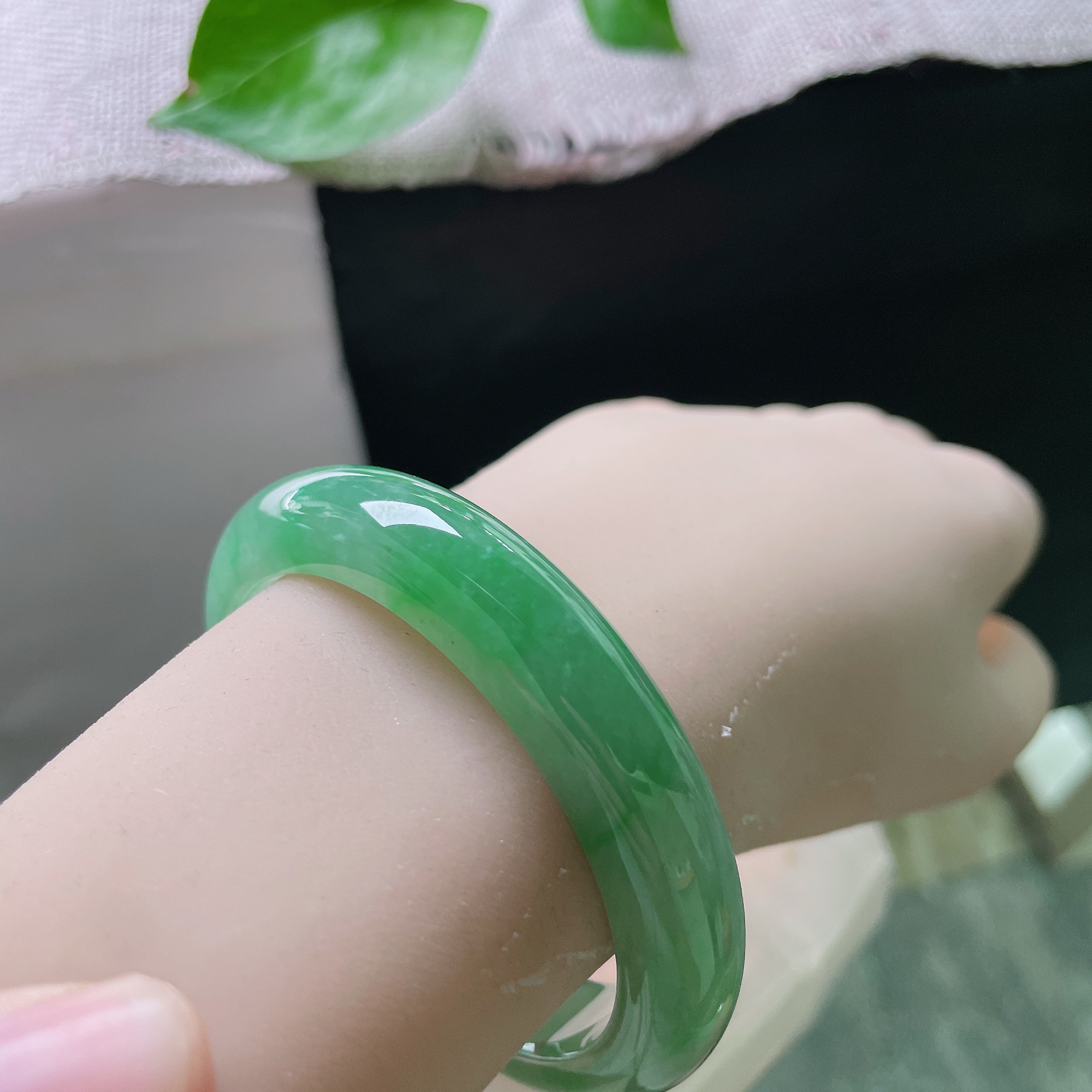 53.3/11.7/8.1，飘绿正圈，细腻，水润，随身一抹绿意，温柔不张扬 ，自带气场，整体完美，ss57253a