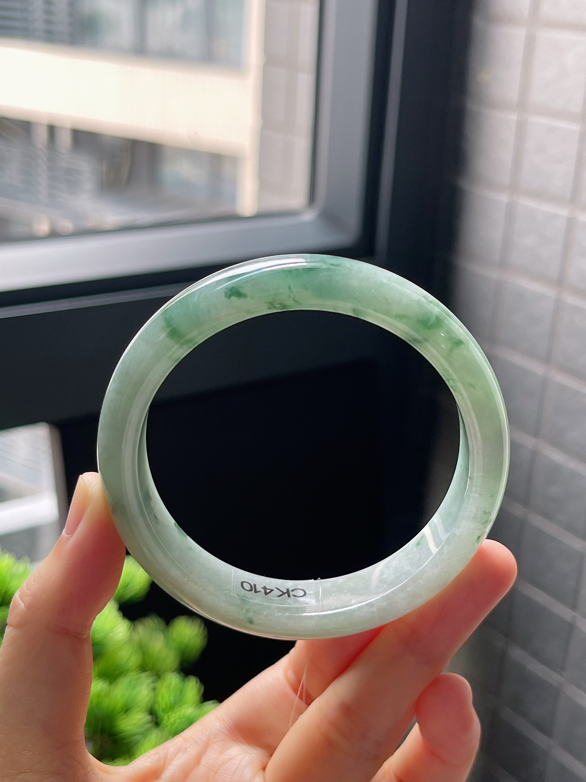 正圈57.2圈口，翡翠糯化种飘绿手镯