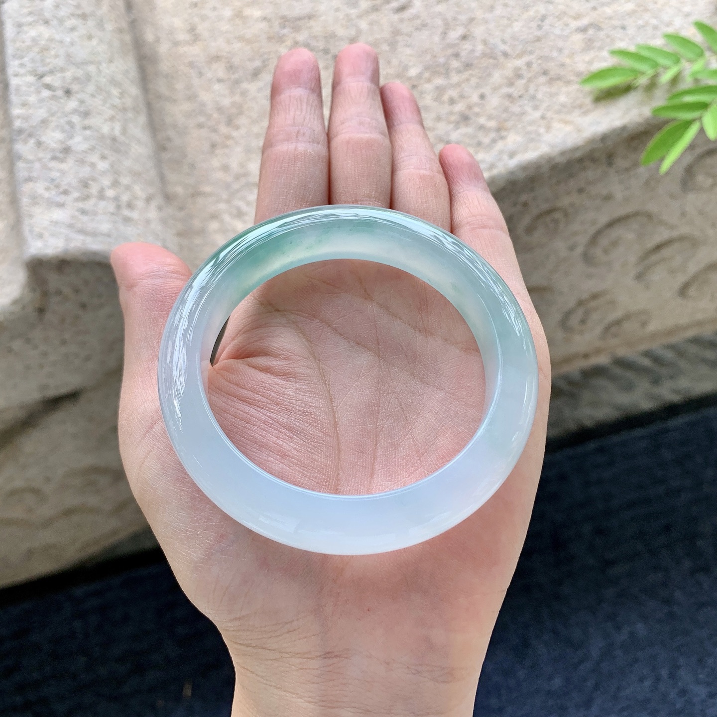 正圈55 56，圈口56/12.3/9，编码B2081205，描述冰糯飘绿，清透，水润，种老，细腻，打灯有内絮