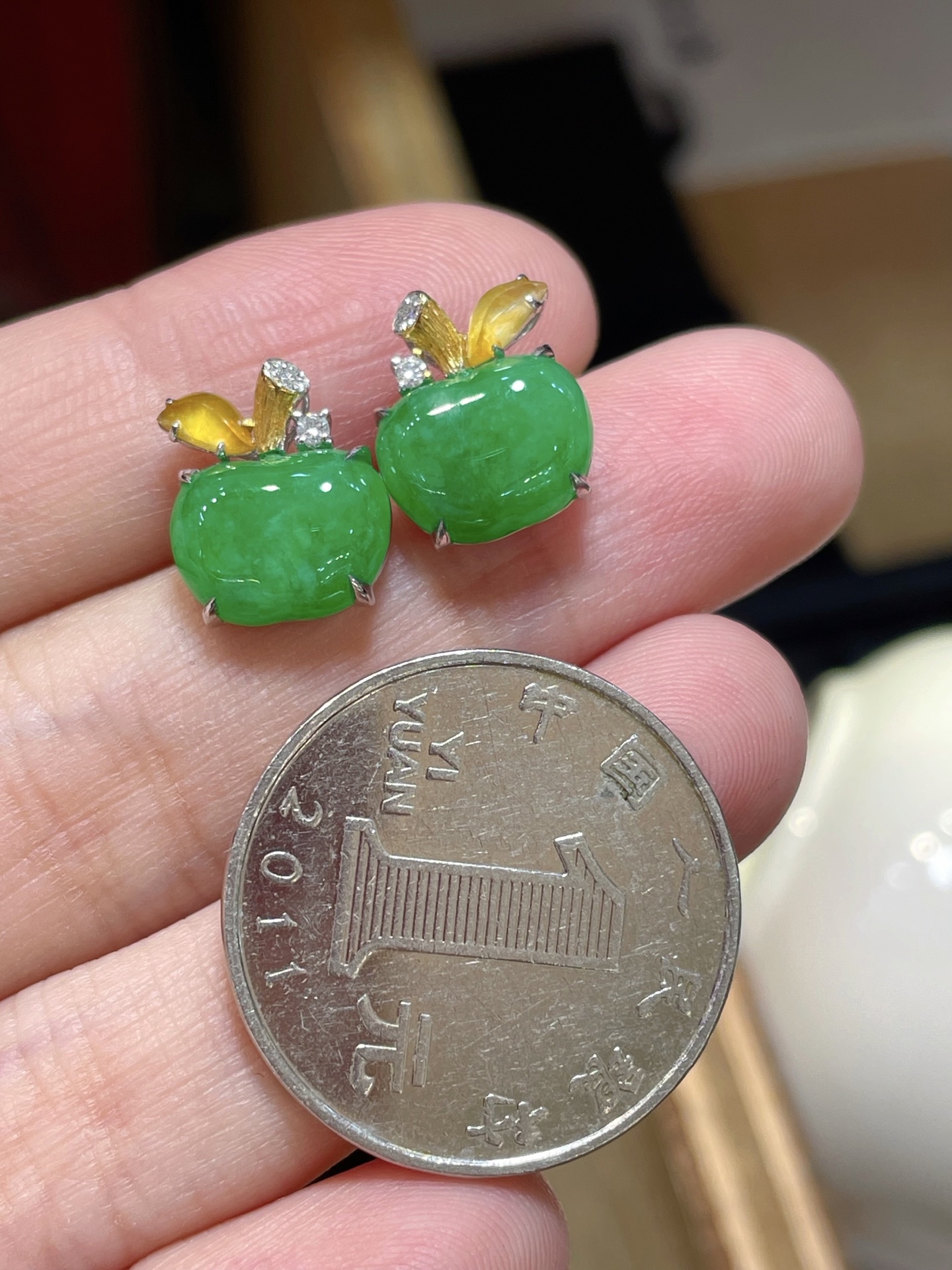 ️性比高翡翠苹果蛋面耳钉，形状饱满圆润品相好，胶感十足，8.4-10.8-3.8