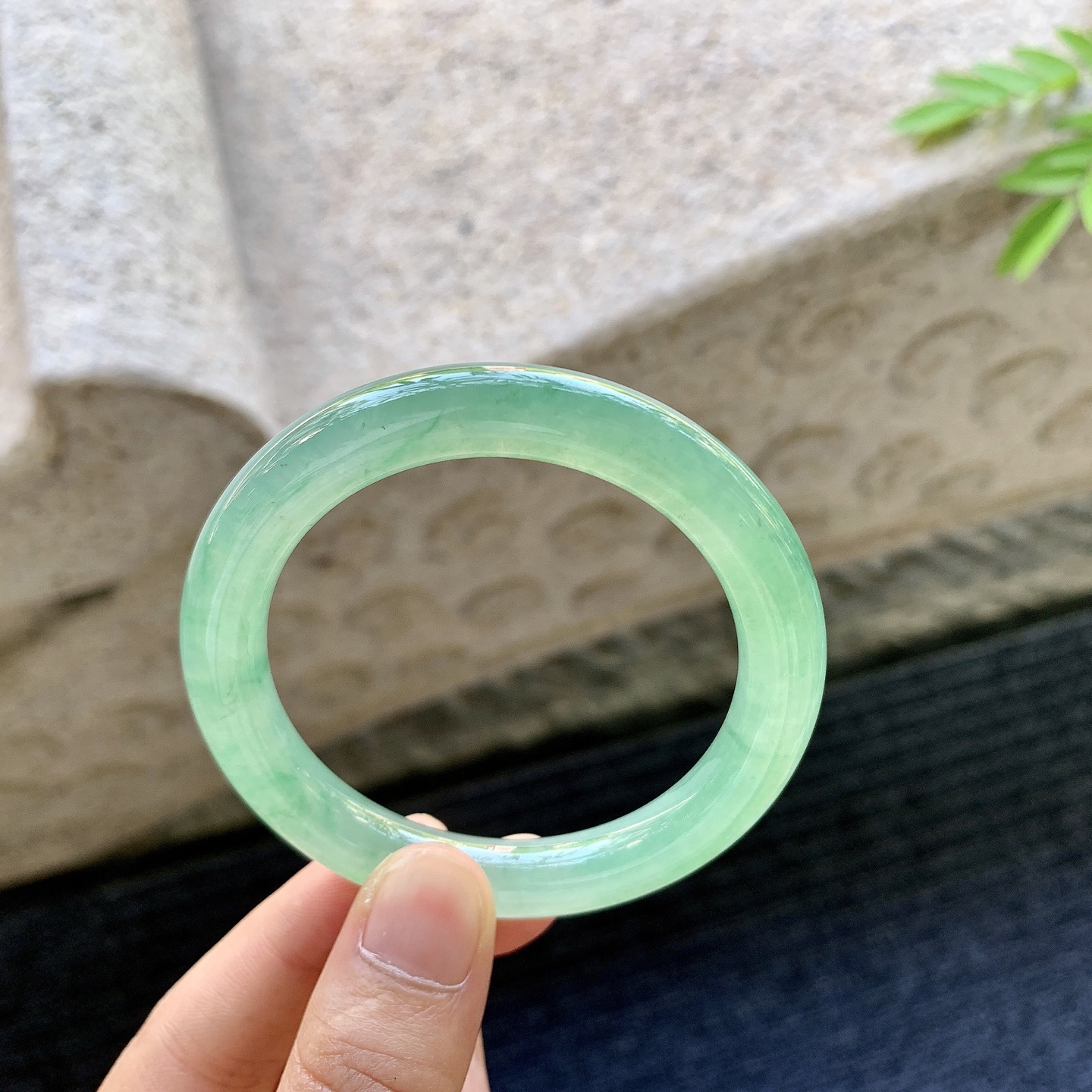 圆条49 50，圈口50.7/8.6/8.8，编码B2081204，冰糯绿底，水润，种老，细腻，有纹线