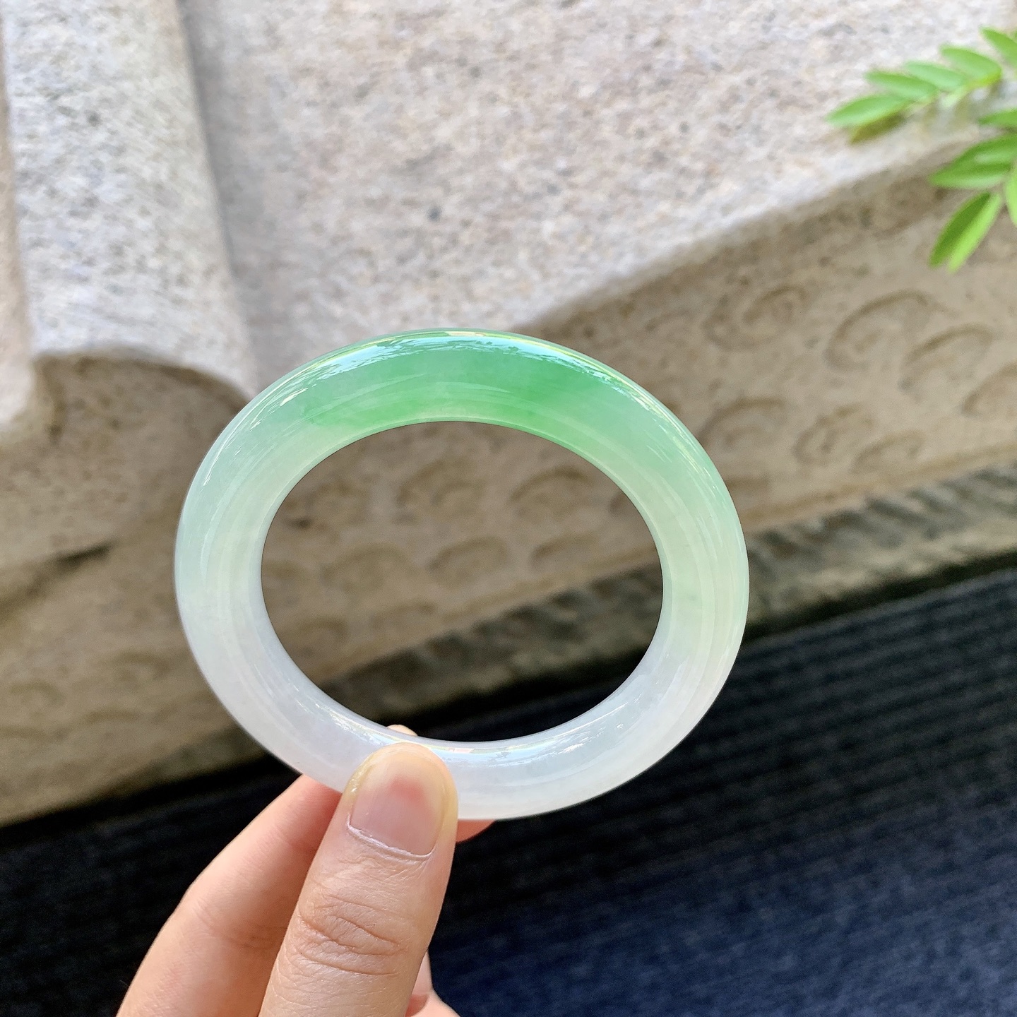 圆条53 54，圈口54.6/10.7/11，编码DJ081241，冰飘阳绿，清透，水润，种老，细腻，无裂