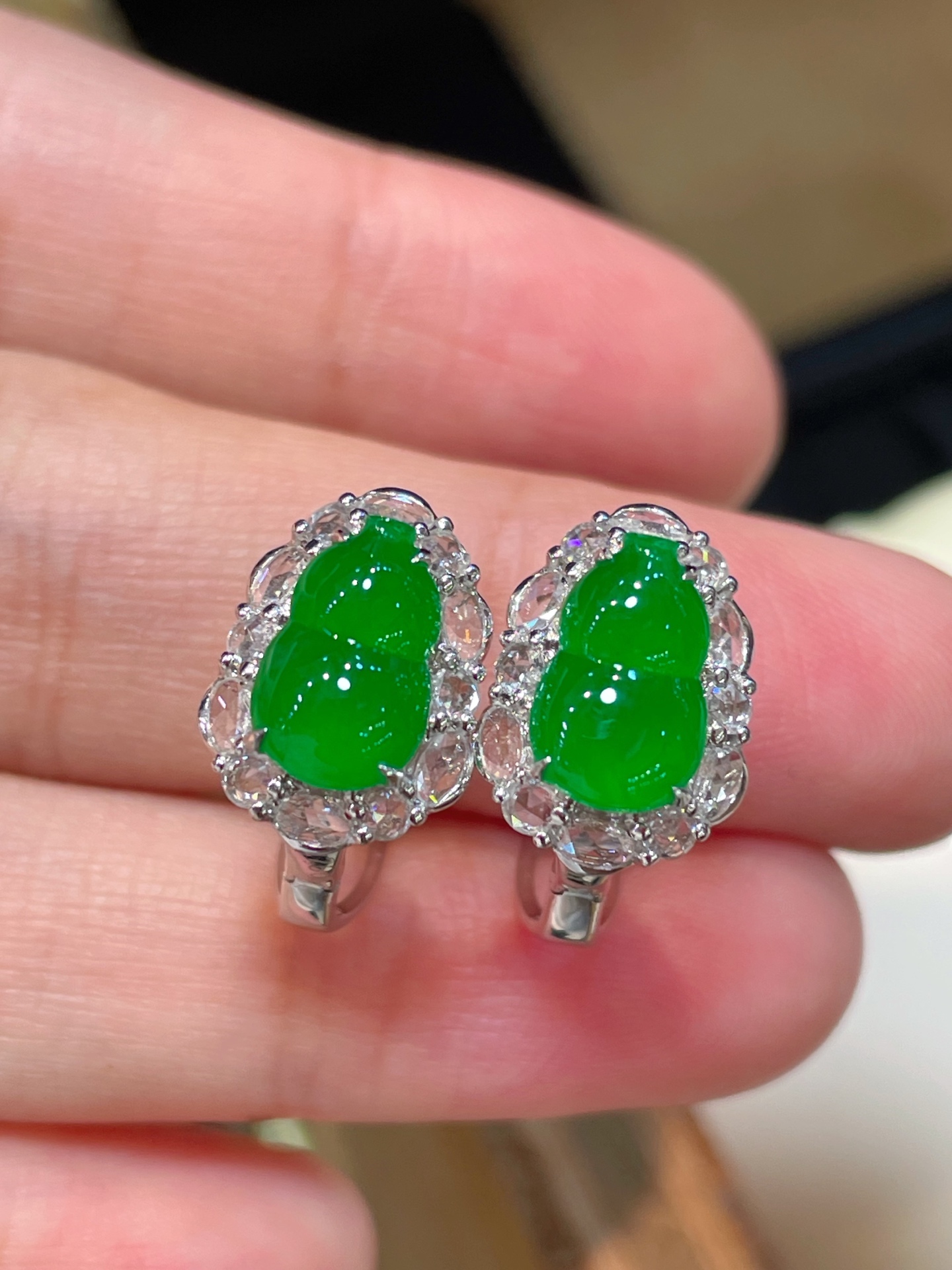 精品翡翠葫芦耳钉，满色水头足，这款很精致，18k真金真钻镶嵌，料子饱满细腻，种水，14-10.1-6.8
