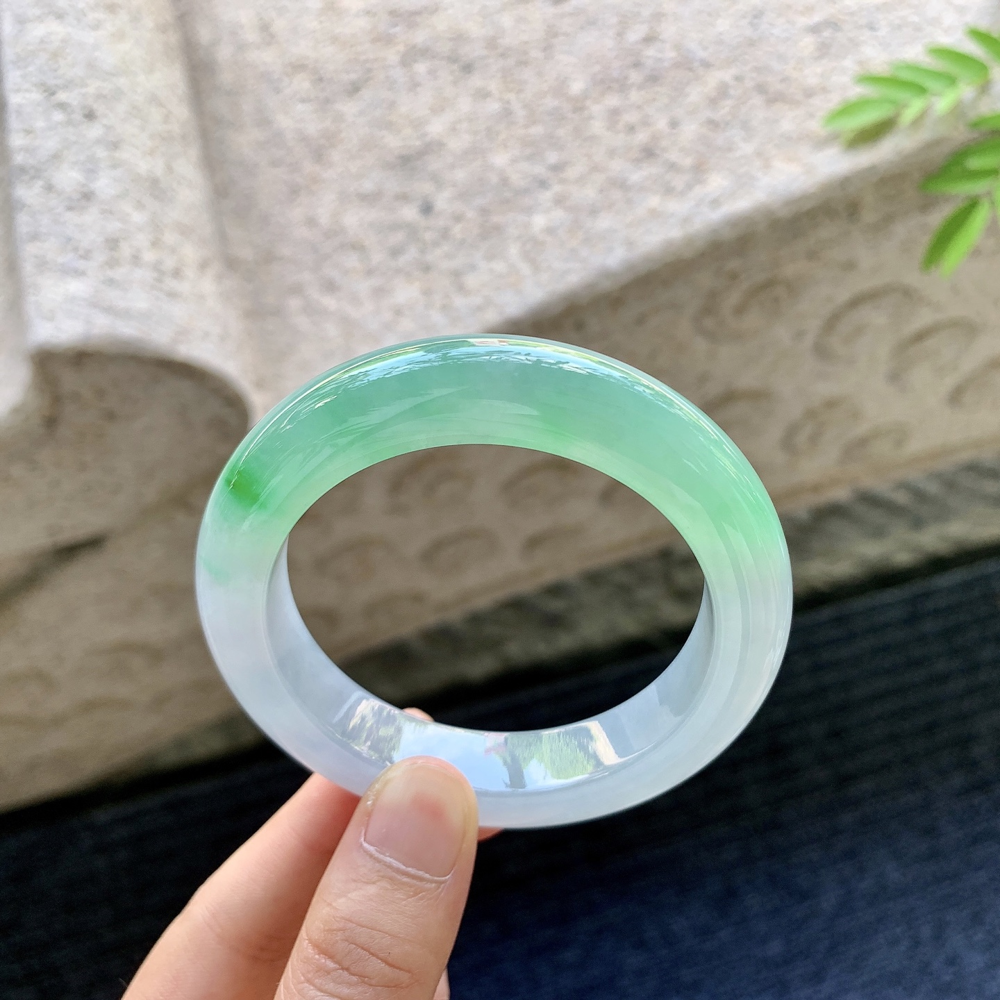 正圈52 53，圈口53.7/12/9.7，编码HT081221，描述冰糯春彩，水润，种老，细腻，打灯有纹线。