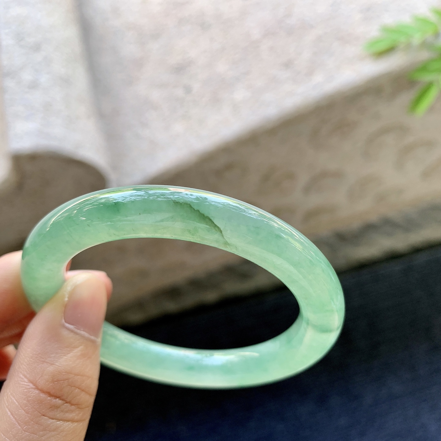 圆条49 50，圈口50.7/8.6/8.8，编码B2081204，冰糯绿底，水润，种老，细腻，有纹线