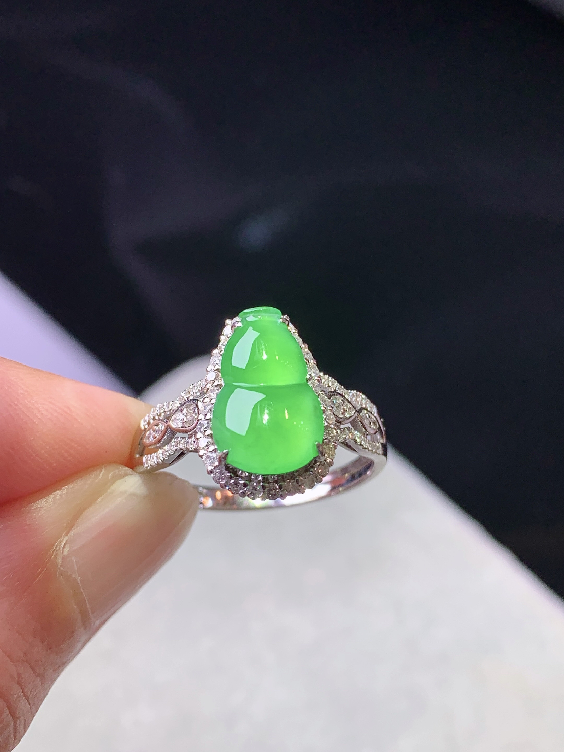 18k金钻镶嵌冰阳绿葫芦戒指 玉质细腻 色泽艳丽清新 水润亮眼 圈口15.5 整体尺寸14.2*9.8*6.8 m3