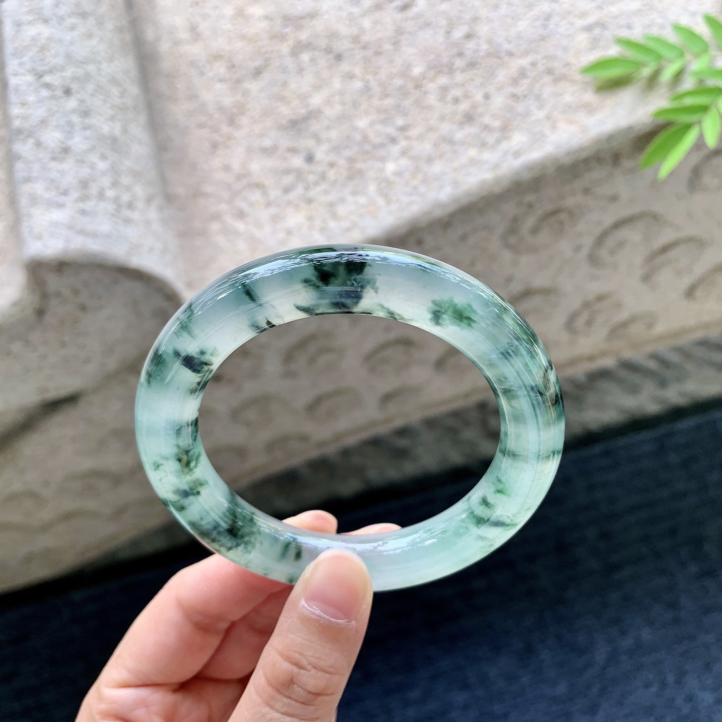 圆条56 57，圈口57/11.5/11.2，编码BA081244，冰种飘花，清透，水润，种老，细腻，有棉线