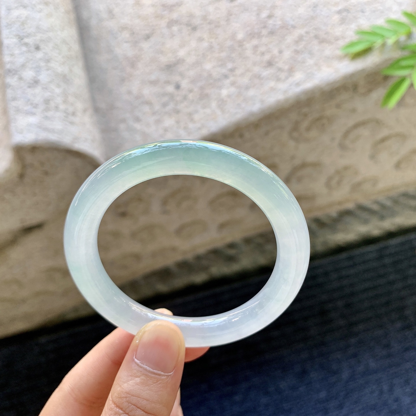 圆条50 51，圈口51.3/9/9，编码G7081228，描述冰飘绿，清透，水润，种老，细腻，无裂。