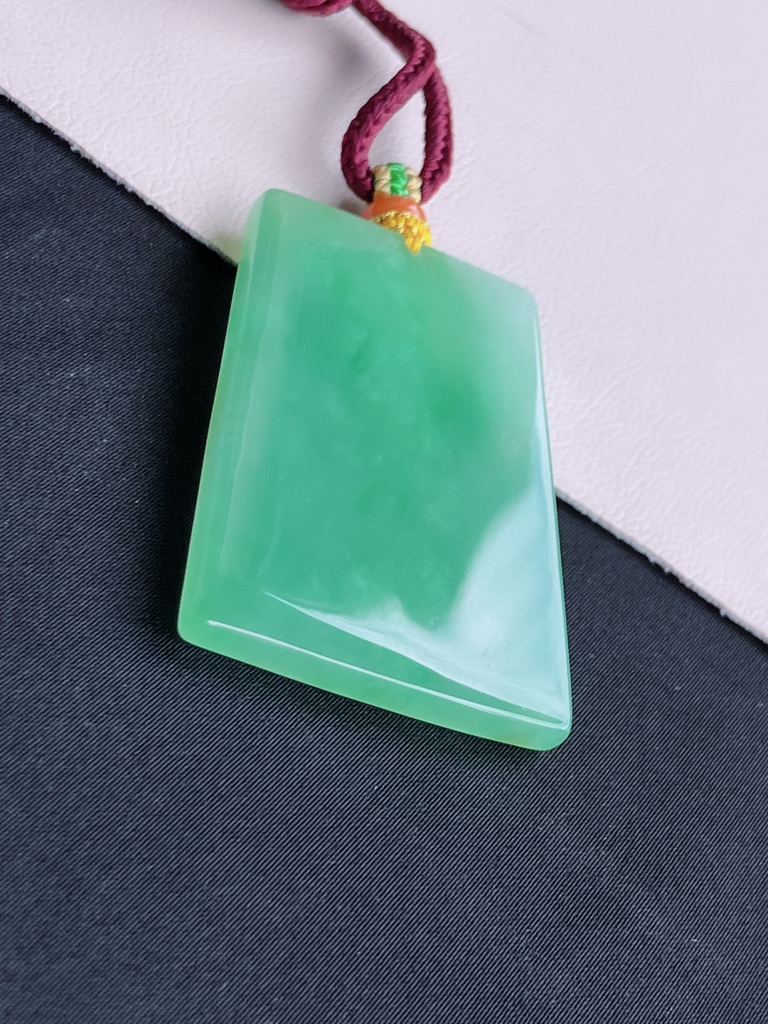 底色平安牌，简约时尚，尺寸45.8/32.6/4.6/自然光实拍