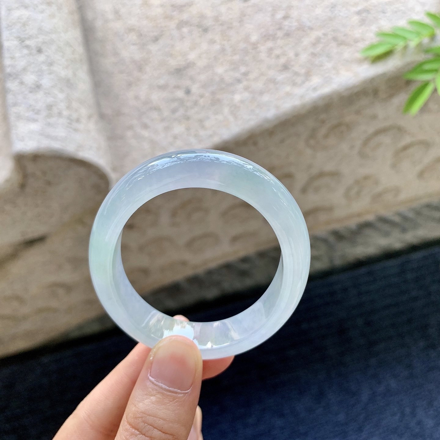 贵妃51 52，圈口52.5/44.5/11.8/7.2，编码C5081220，描述冰糯，水润，种老，细腻，无裂。
