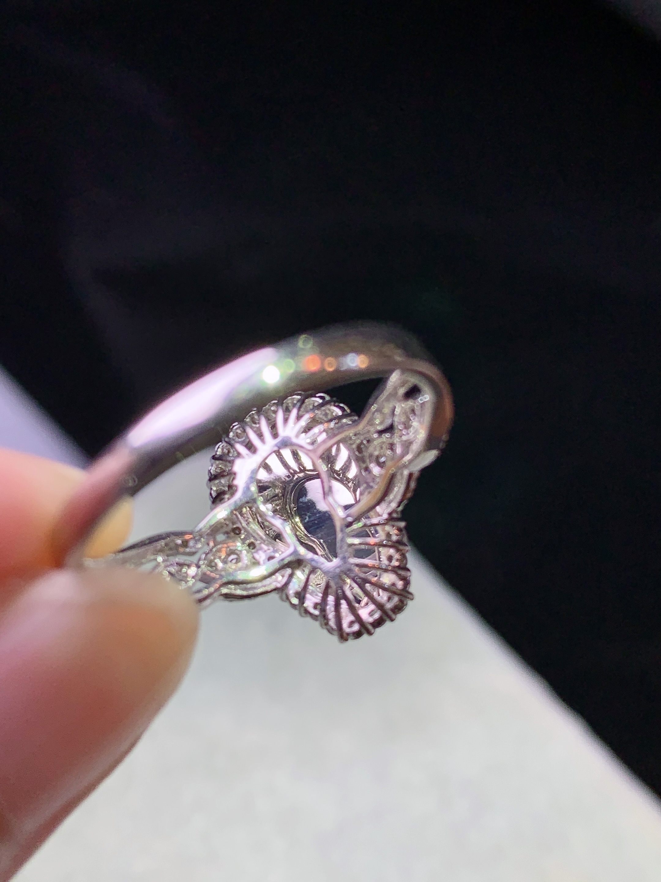 18k金钻镶嵌冰阳绿葫芦戒指 玉质细腻 色泽艳丽清新 水润亮眼 圈口15.5 整体尺寸14.2*9.8*6.8 m3