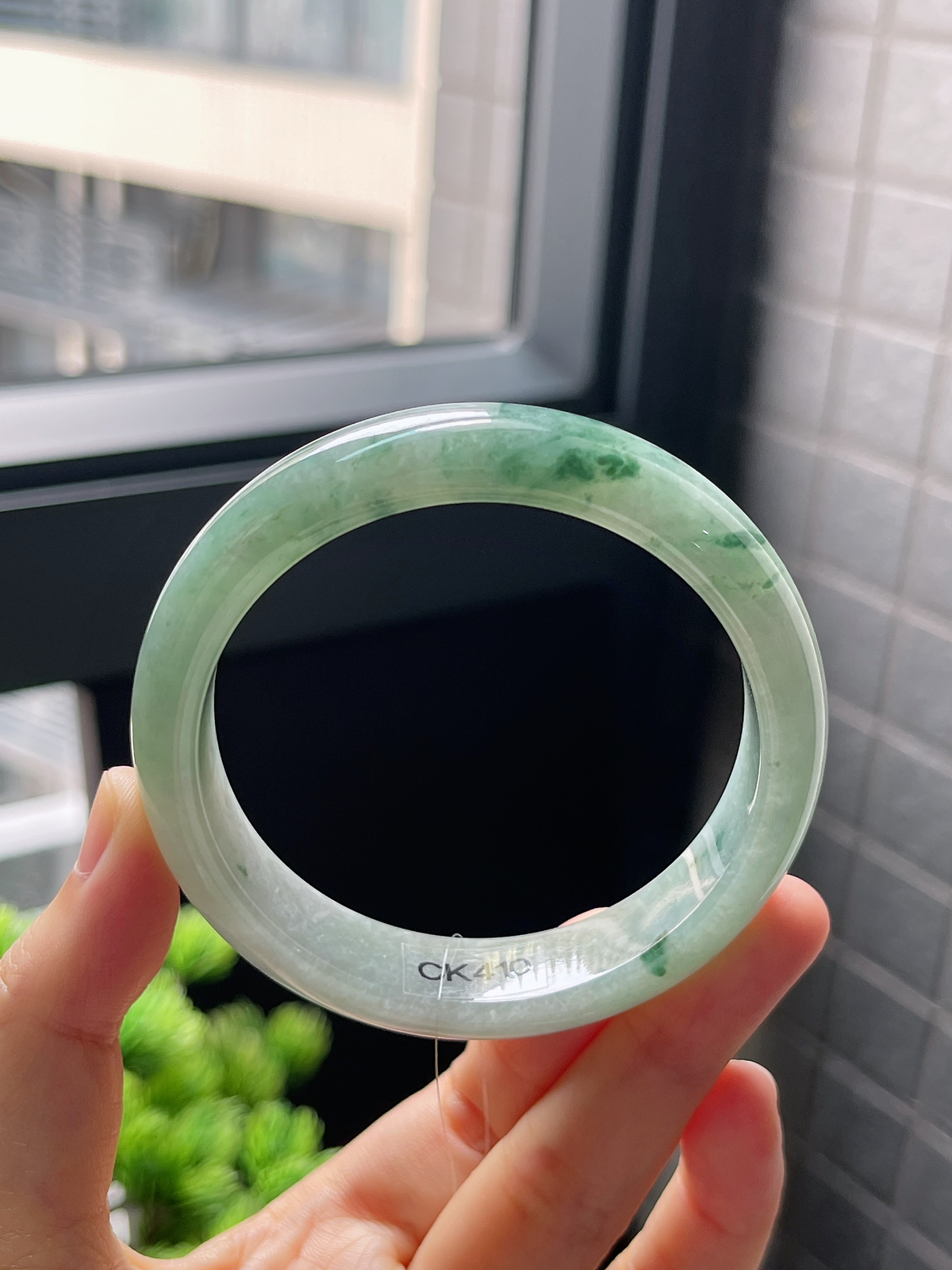 正圈57.2圈口，翡翠糯化种飘绿手镯