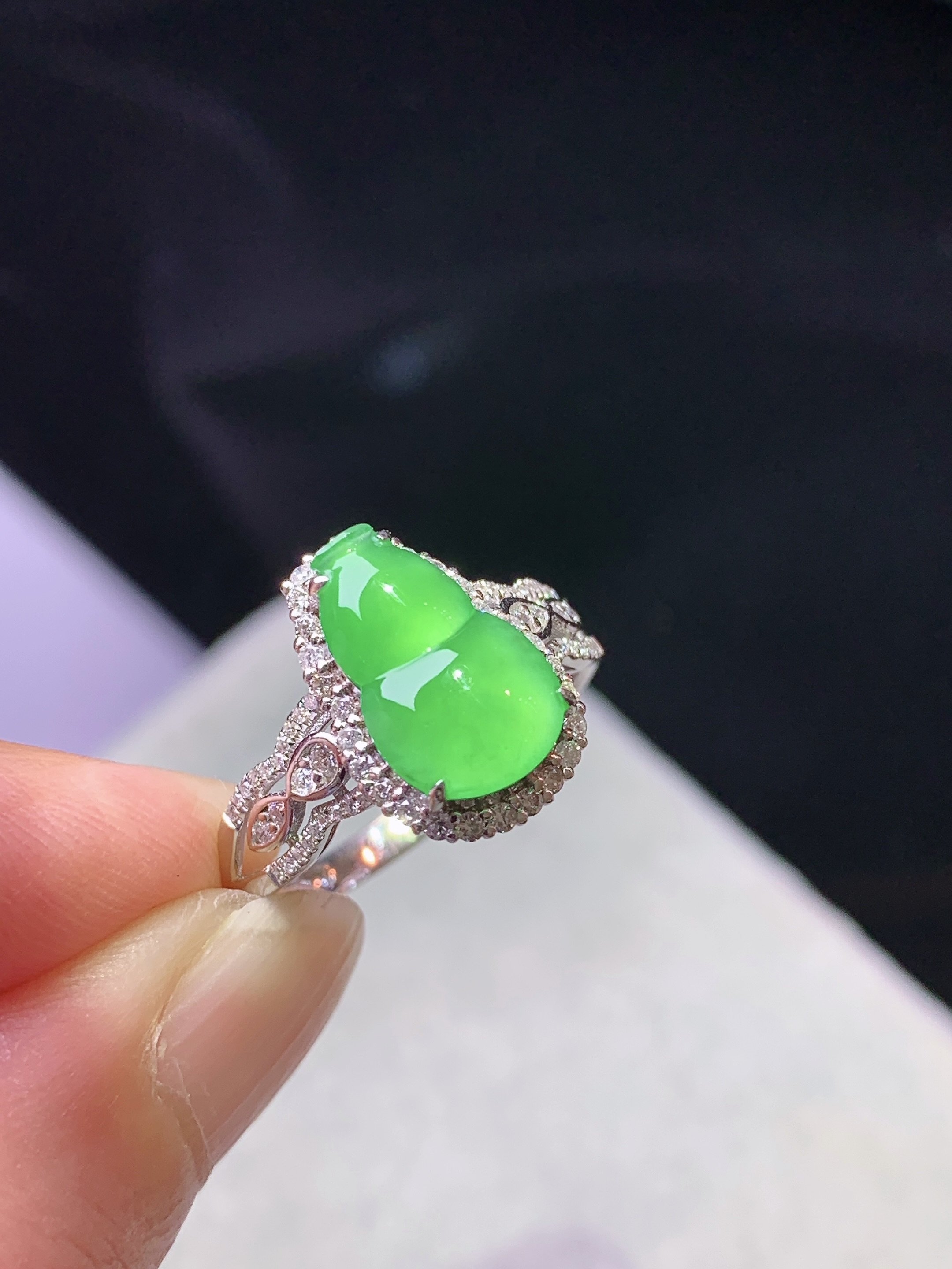 18k金钻镶嵌冰阳绿葫芦戒指 玉质细腻 色泽艳丽清新 水润亮眼 圈口15.5 整体尺寸14.2*9.
