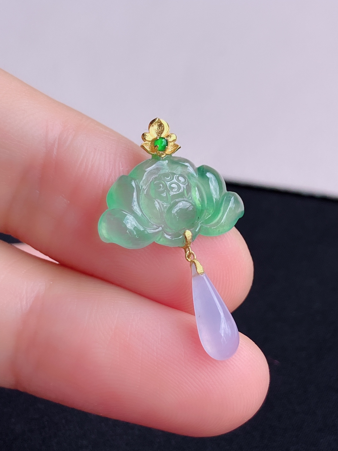 双彩荷花吊坠，简约时尚，尺寸30/17/3.8/自然光实拍