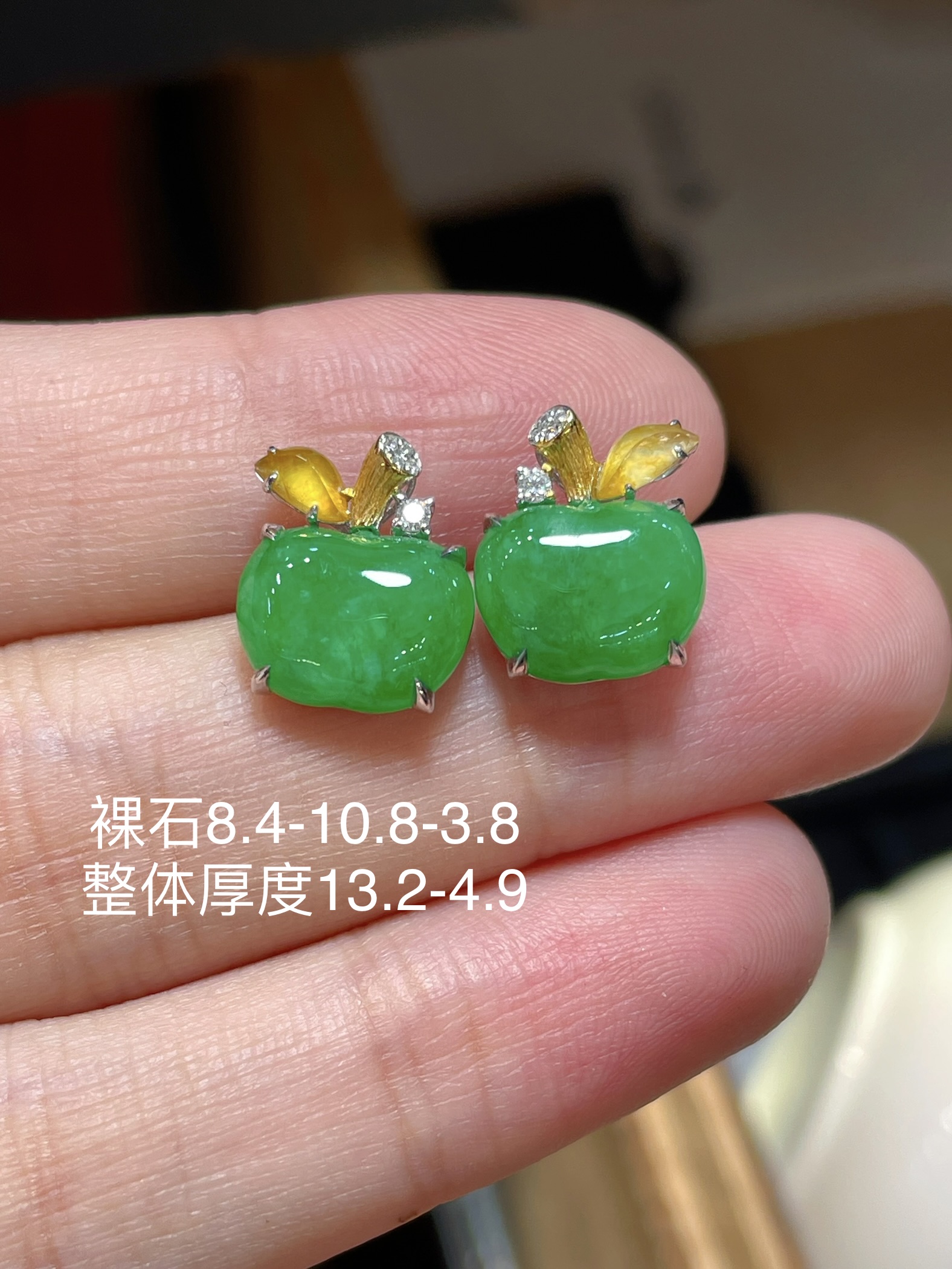 ️性比高翡翠苹果蛋面耳钉，形状饱满圆润品相好，胶感十足，8.4-10.8-3.8