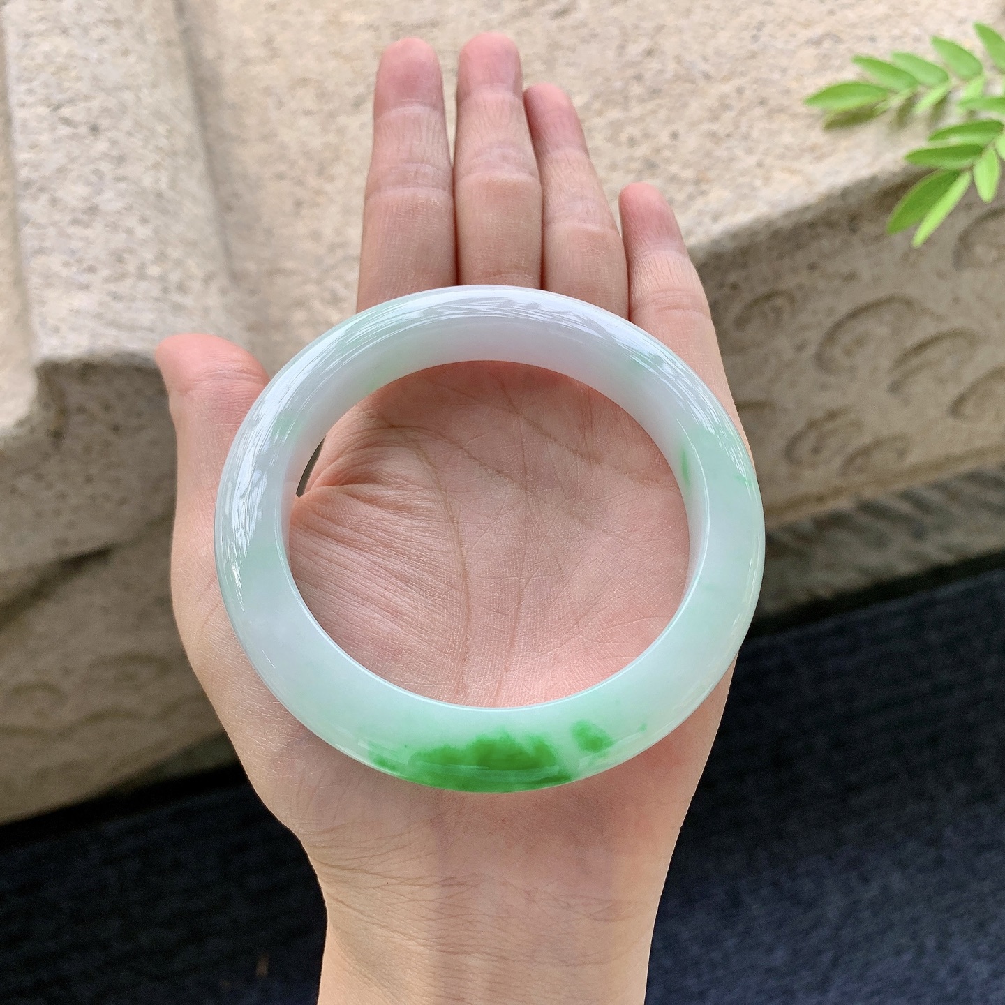 正圈 59 59，圈口59.3/11.3/9.7，编码D7081215，描述细糯飘绿，水润，种老，细