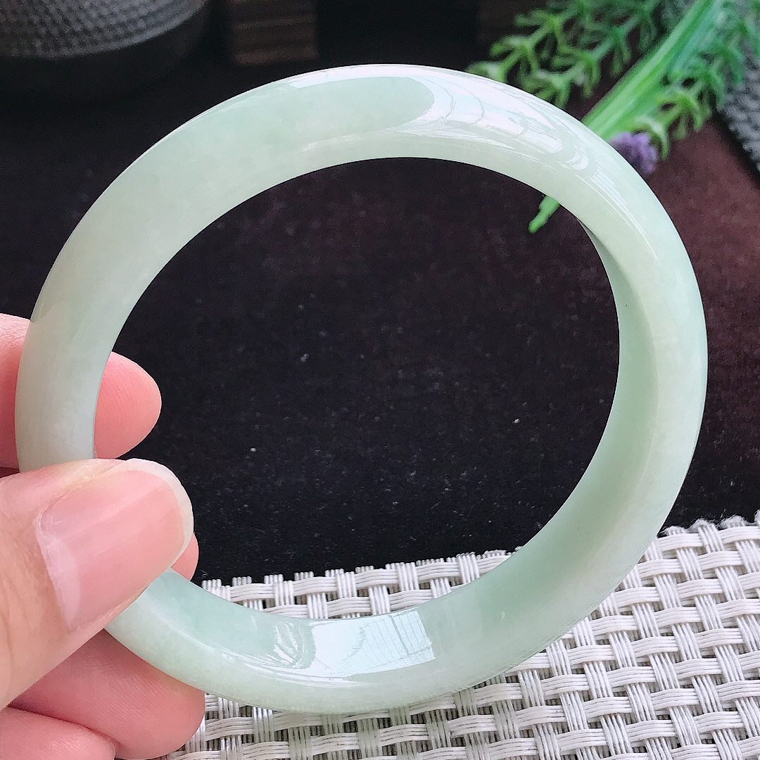 实拍A货翡翠62/13.8/5大圈口老坑秀气温润晴底手镯宽边玉镯平安镯女款