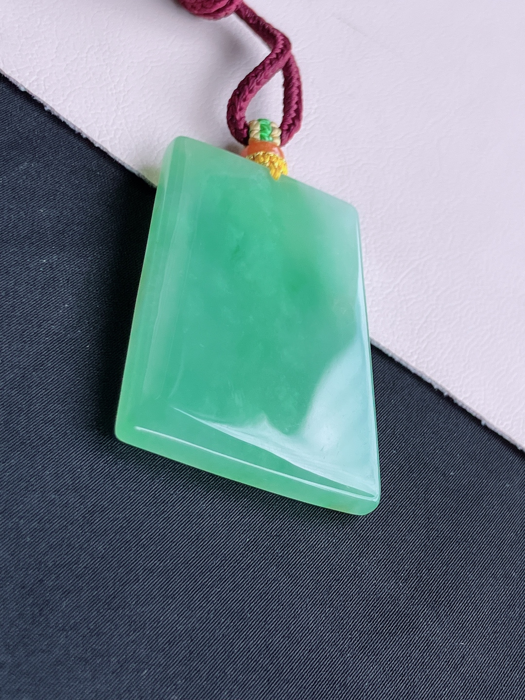 底色平安牌，简约时尚，尺寸45.8/32.6/4.6/自然光实拍