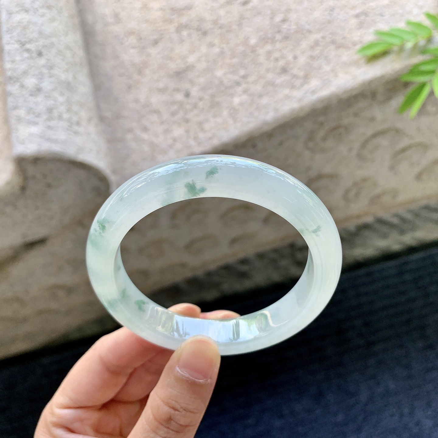 正圈56 57，圈口56.2/11.6/8.6，编码C5081250，描述飘花，清透，水润，种老，细腻，有棉线