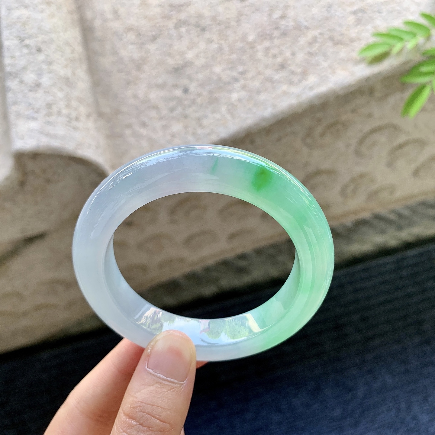 正圈52 53，圈口53.7/12/9.7，编码HT081221，描述冰糯春彩，水润，种老，细腻，打灯有纹线。