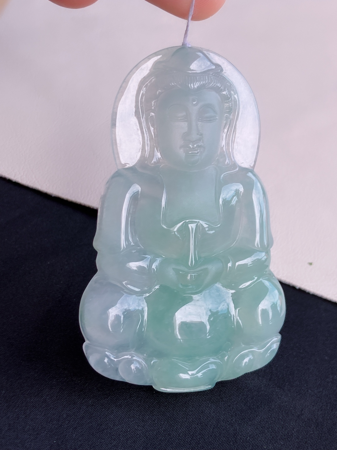 底色大观音，晶莹剔透，面容慈祥，尺寸71.6/44/6.8/自然光实拍
