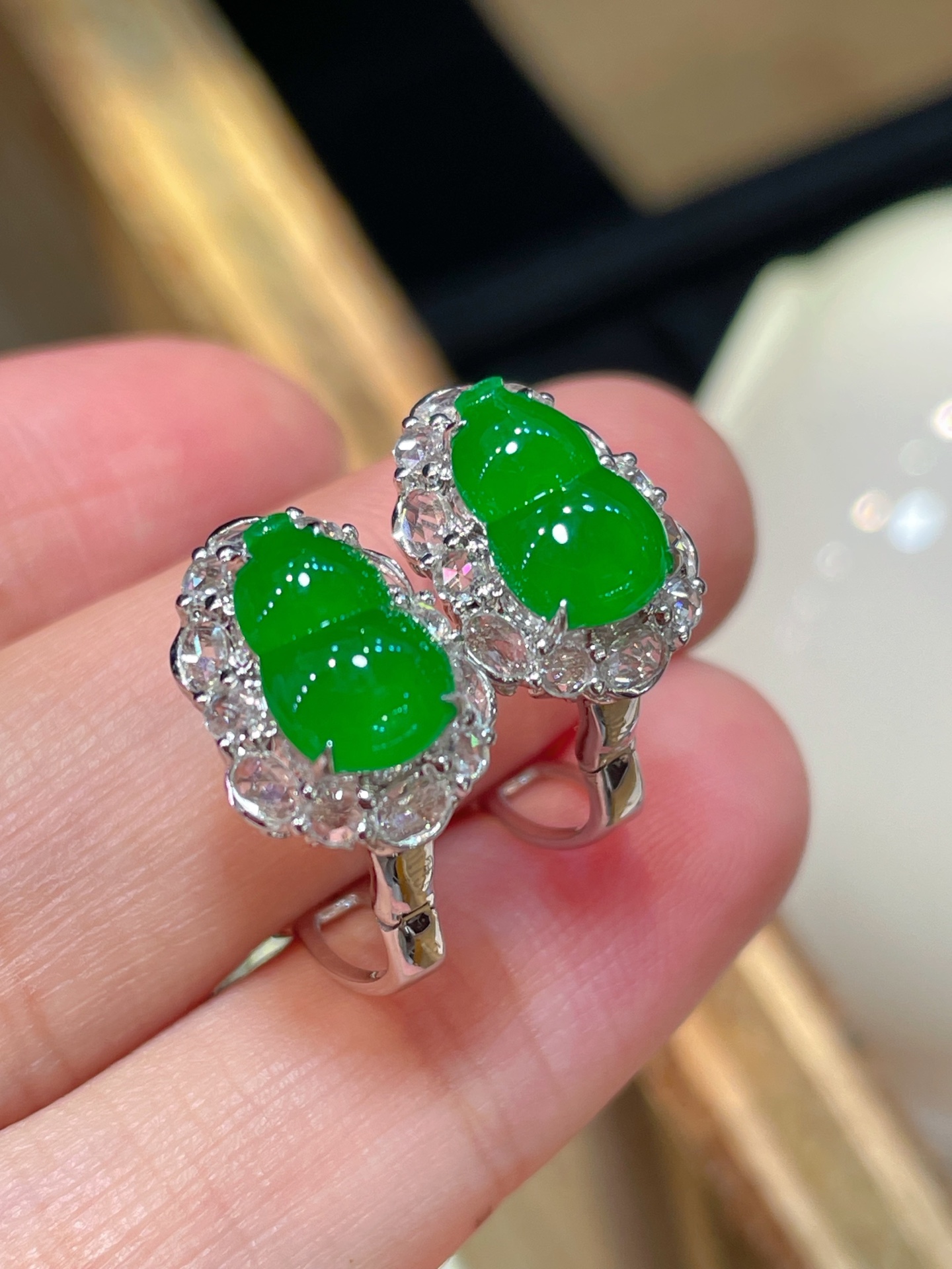 精品翡翠葫芦耳钉，满色水头足，这款很精致，18k真金真钻镶嵌，料子饱满细腻，种水，14-10.1-6.8