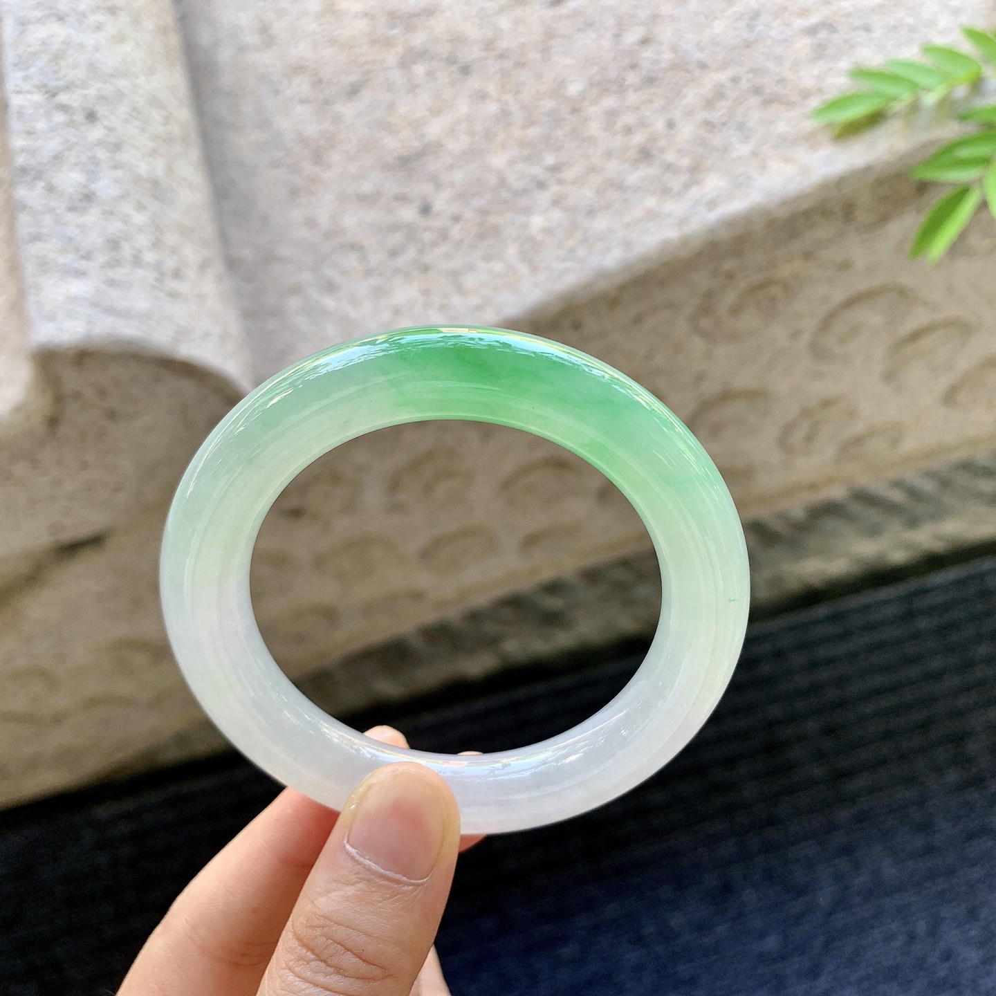 圆条53 54，圈口54.6/10.7/11，编码DJ081241，冰飘阳绿，清透，水润，种老，细腻，无裂