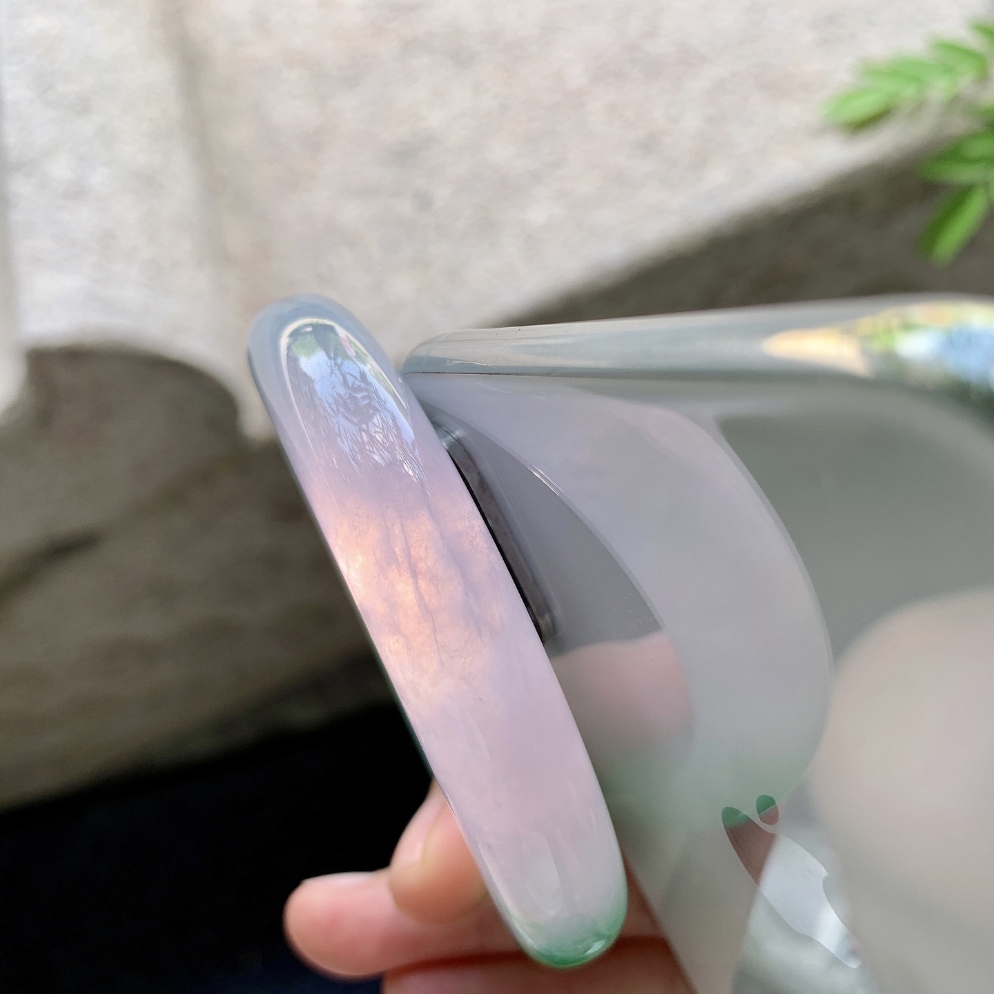 正圈52 53，圈口53.7/12/9.7，编码HT081221，描述冰糯春彩，水润，种老，细腻，打灯有纹线。