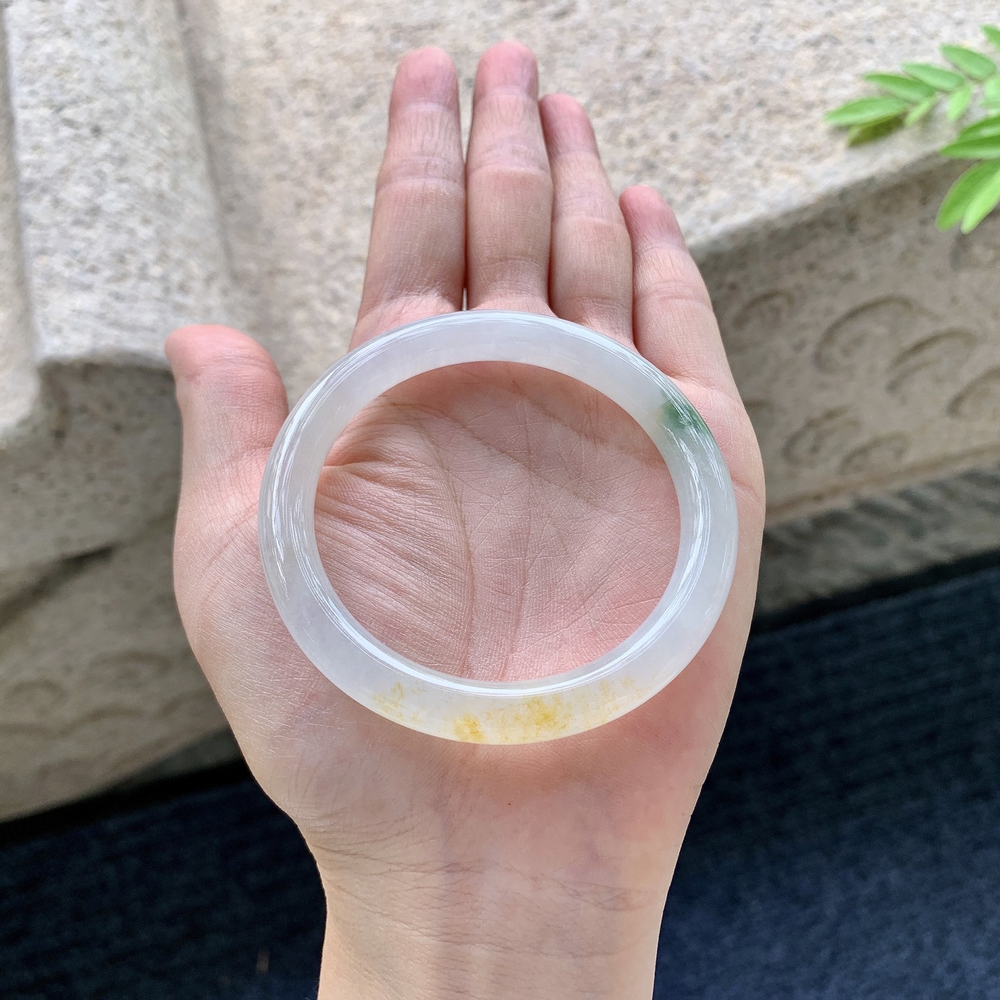 圆条51 52，圈口52.5/7.7/8，编码B2081207，描述：糯冰飘黄翡，水润，种老，细腻，
