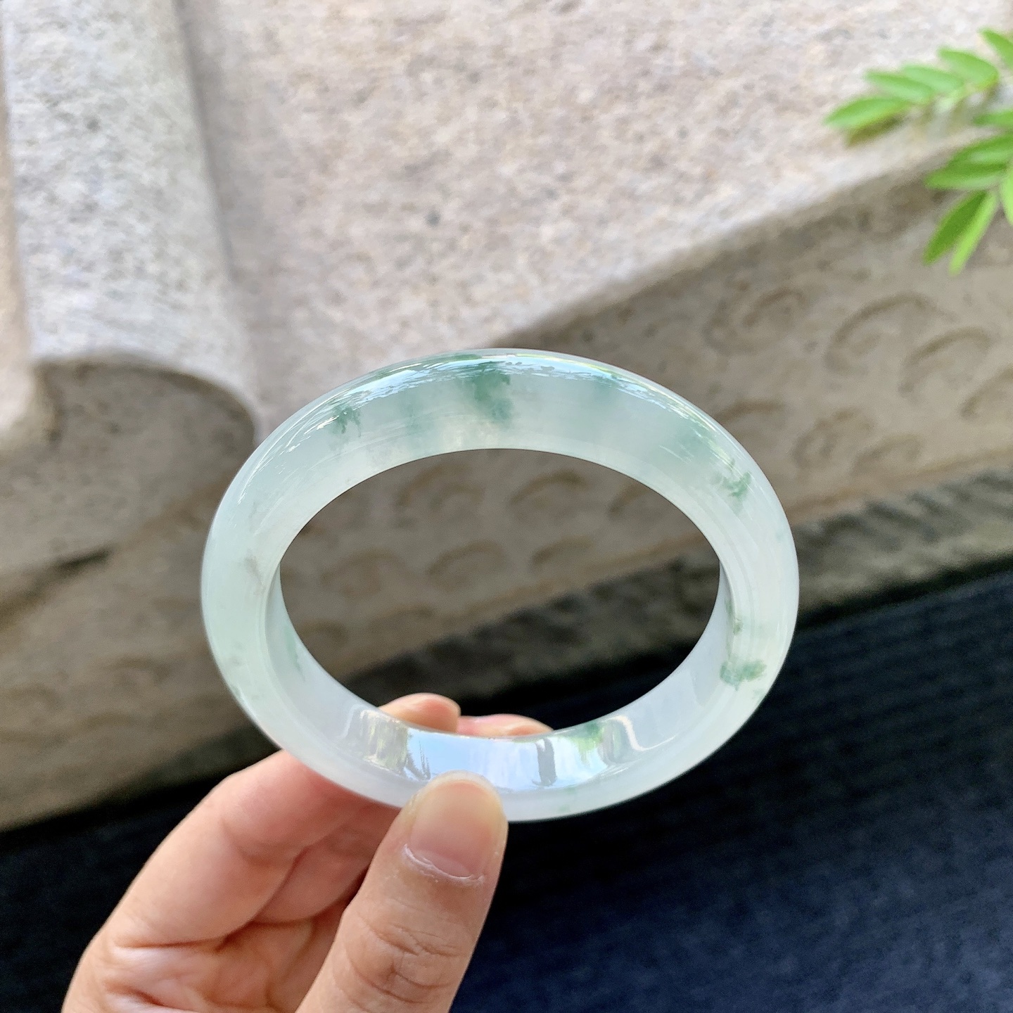正圈56 57，圈口56.2/11.6/8.6，编码C5081250，描述飘花，清透，水润，种老，细腻，有棉线