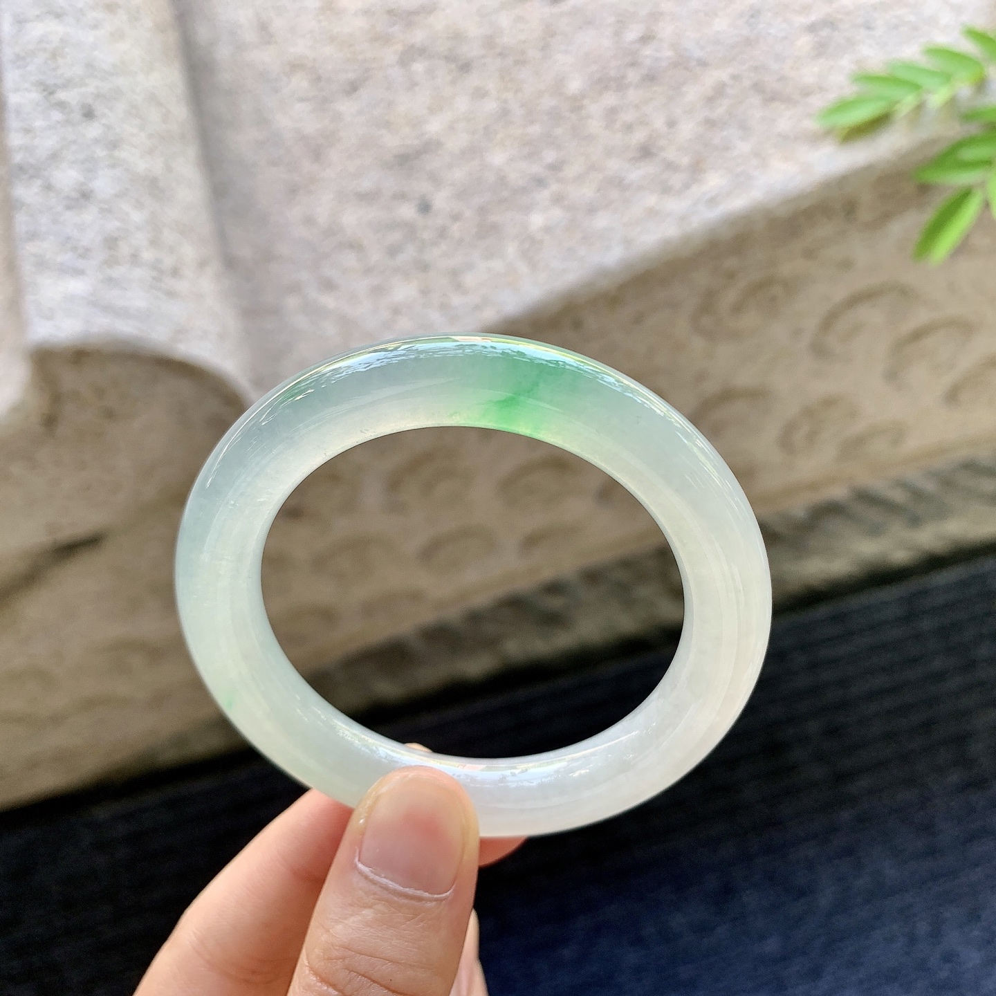 圆条49 50，圈口50.5/9.3/9.4，编码LH081236，糯冰飘阳绿，水润，种老，细腻，打灯有棉线。