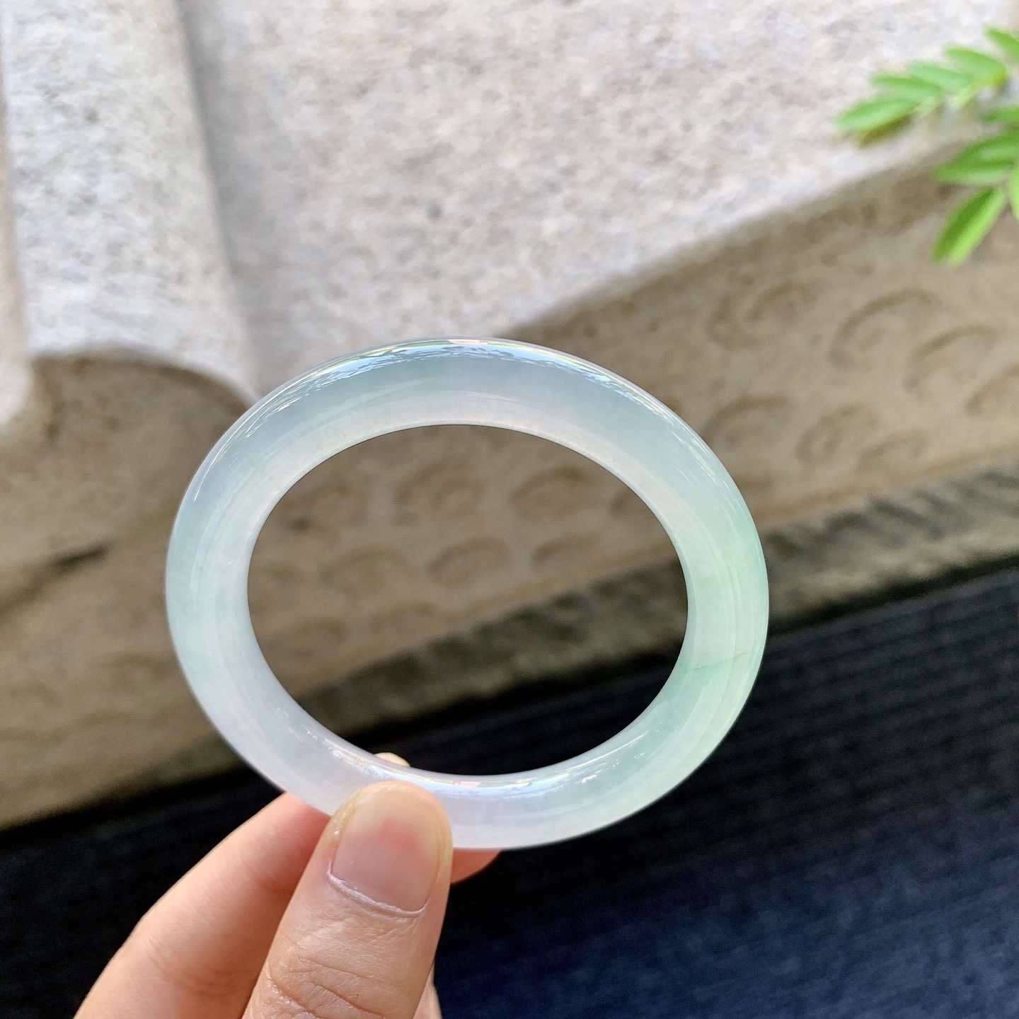 圆条50 51，圈口51.3/9/9，编码G7081228，描述冰飘绿，清透，水润，种老，细腻，无裂。